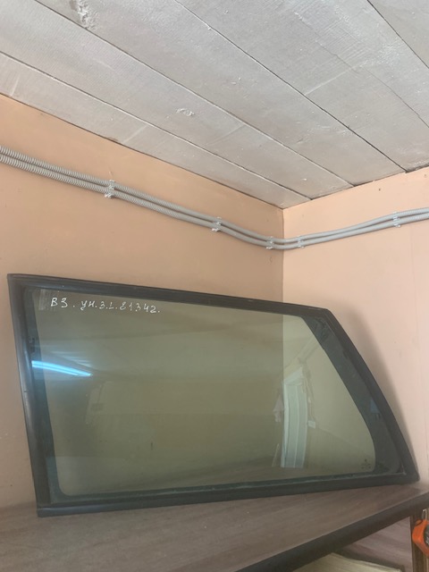 Volkswagen Passat B3 Стекло кузовное глухое левое Golf III/Vento 1991-1997 (УНИВЕРСАЛ 1H9845297C)