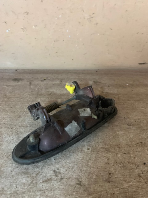 Mazda 626 (GF) Ручка двери передней наружная правая для Mazda 626 (GF) 1997-2002 (GE4T5841003)