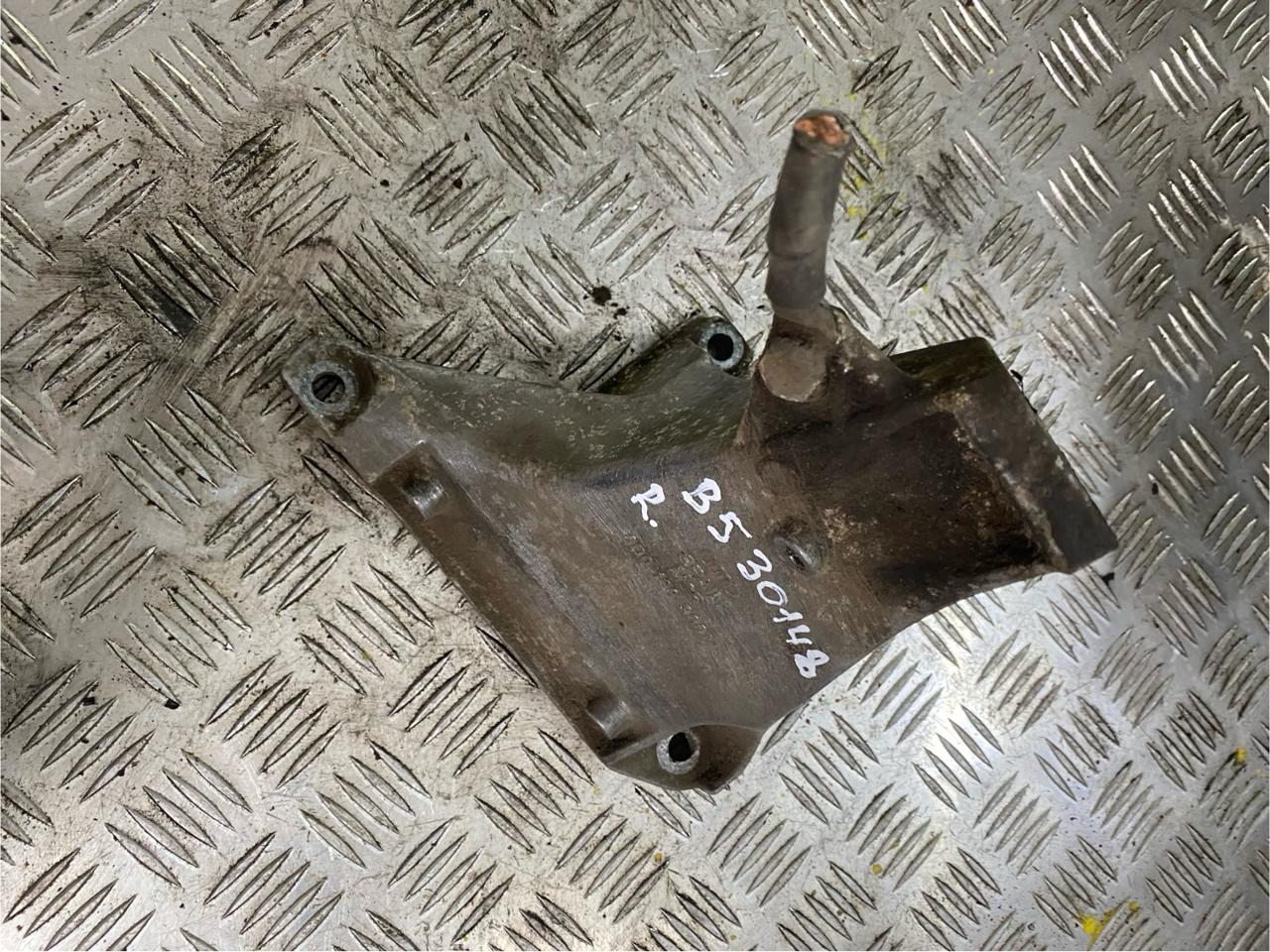 Volkswagen Passat B5 1996-2000 Кронштейн двигателя правый Passat [B5] 1996-2000;A4 [B5] 1994-2001;A6 [C5] 1997-2004;Passat [B5] 2000-2005 (1.6L AHL 8D0199308M) (Левый руль)