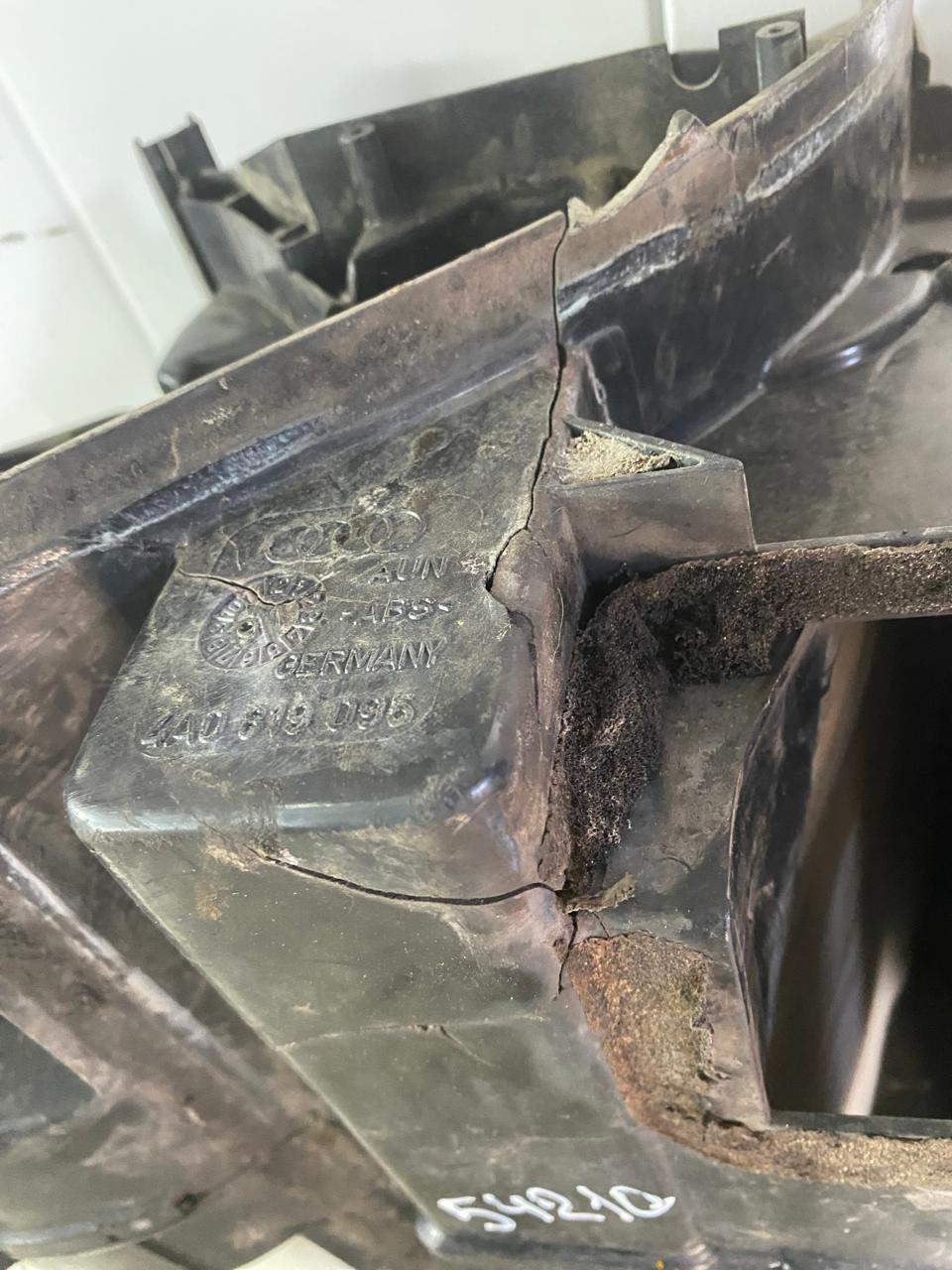 Audi 100 [C4] Корпус отопителя для Audi 100 [C4] 1991-1994 (небольшая трещина)4A0819095