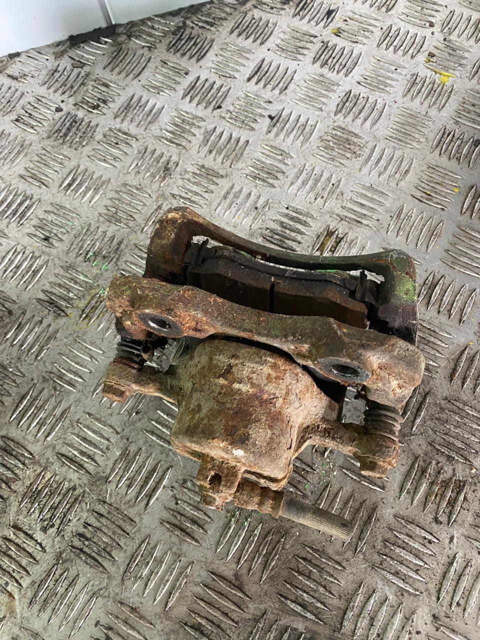Nissan Serena C23M Суппорт передний правый Ниссан Ларго всо скобой LАRGO, SERЕNA, VANETTE SЕRЕNА  4100180E02