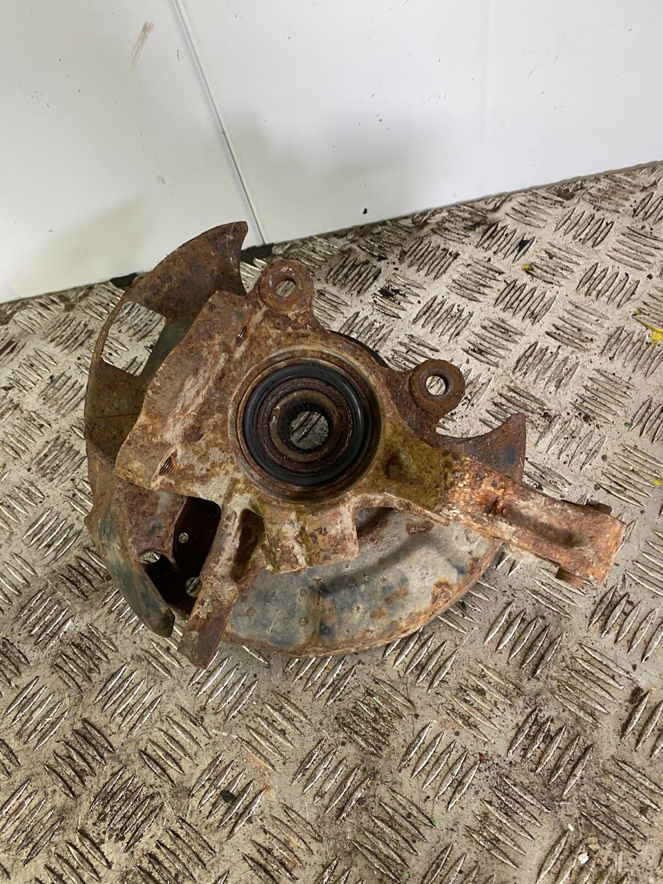 Nissan Largo Кулак поворотный передний левый  Nissan Largo w30 Serena 400155C500