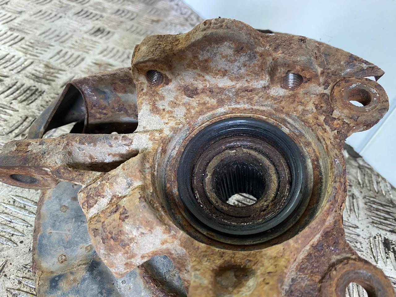 Nissan Largo Кулак поворотный передний левый  Nissan Largo w30 Serena 400155C500
