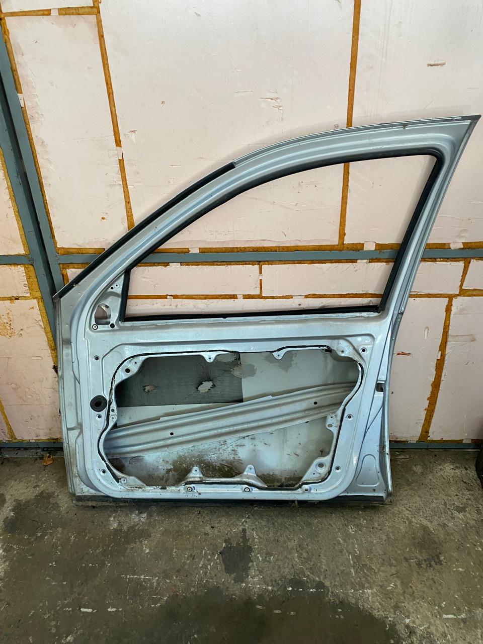 Volkswagen Golf IV-Bora Дверь передняя правая Golf IV/Bora 1997-2005 (4Х-5ТИ ДВЕРНАЯ 1J4831056H)