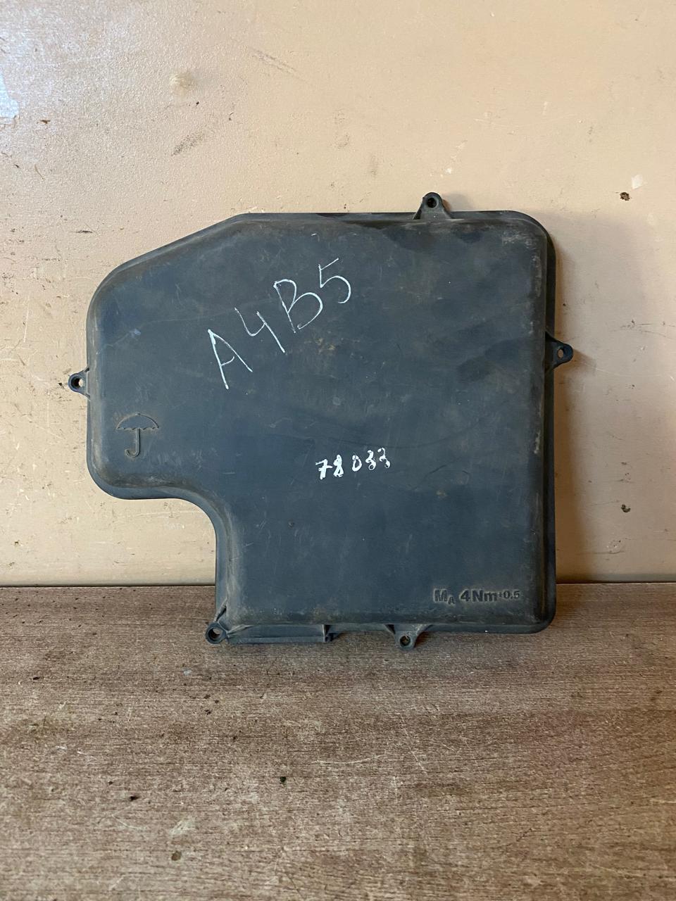 Audi A6 [C5] Крышка блока управления двигателем Passat [B5] 2000-2005;A4 [B5] 1994-2001;Passat [B5] 1996-2000;Allroad quattro 2000-2005;A4 [B6] 2000-2004;A6 [C5] 1997-2004;Superb 2002-2008 (8D1907613A) (Левый руль)5