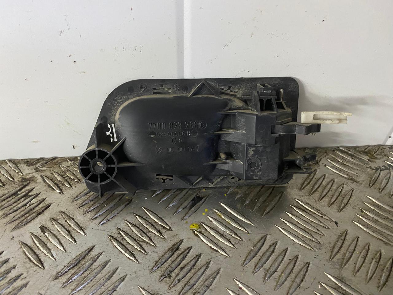 Ручка двери внутренняя левая RENAULT LAGUNA 7700823286 Renault