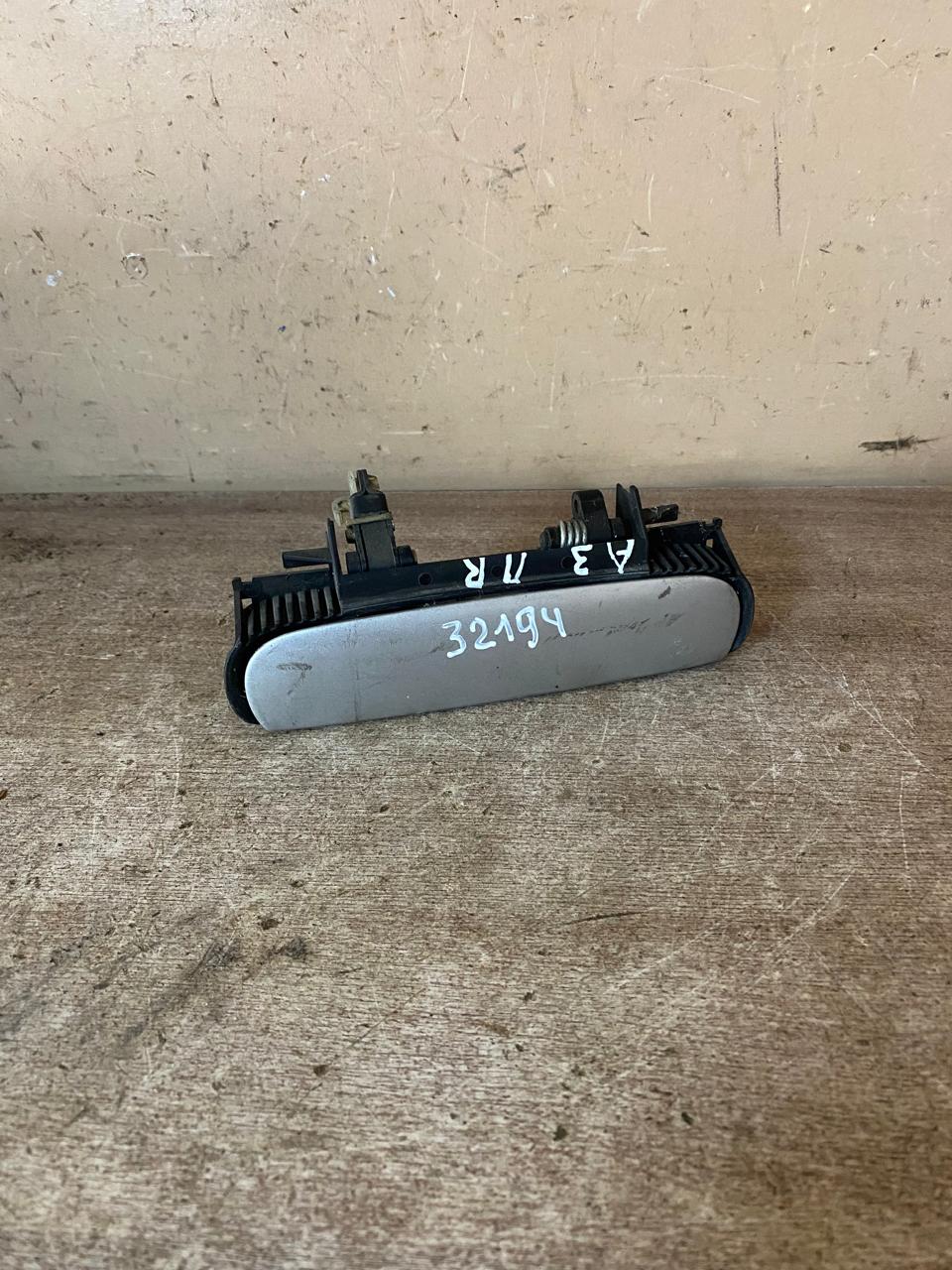 Audi A3 [8L1] Ручка двери передняя правая Audi A3 (8L)4B0839885