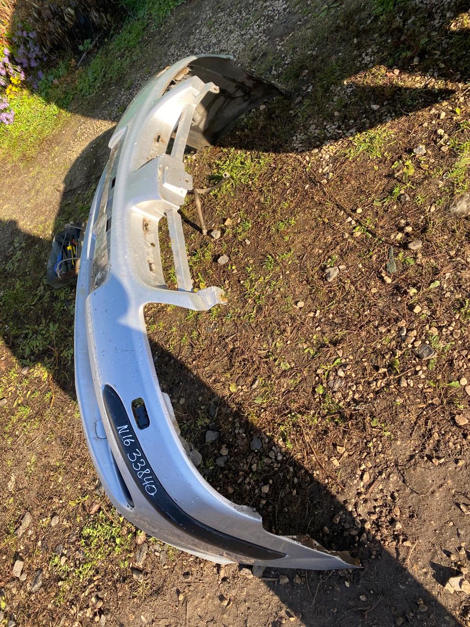 Nissan Almera N16 Бампер передний Almera N16 2000-2006 (ДО 08/2002 ГОДА ПОД ОМЫВАТЕЛЬ ФАР 620224M540) в сборе как на фото