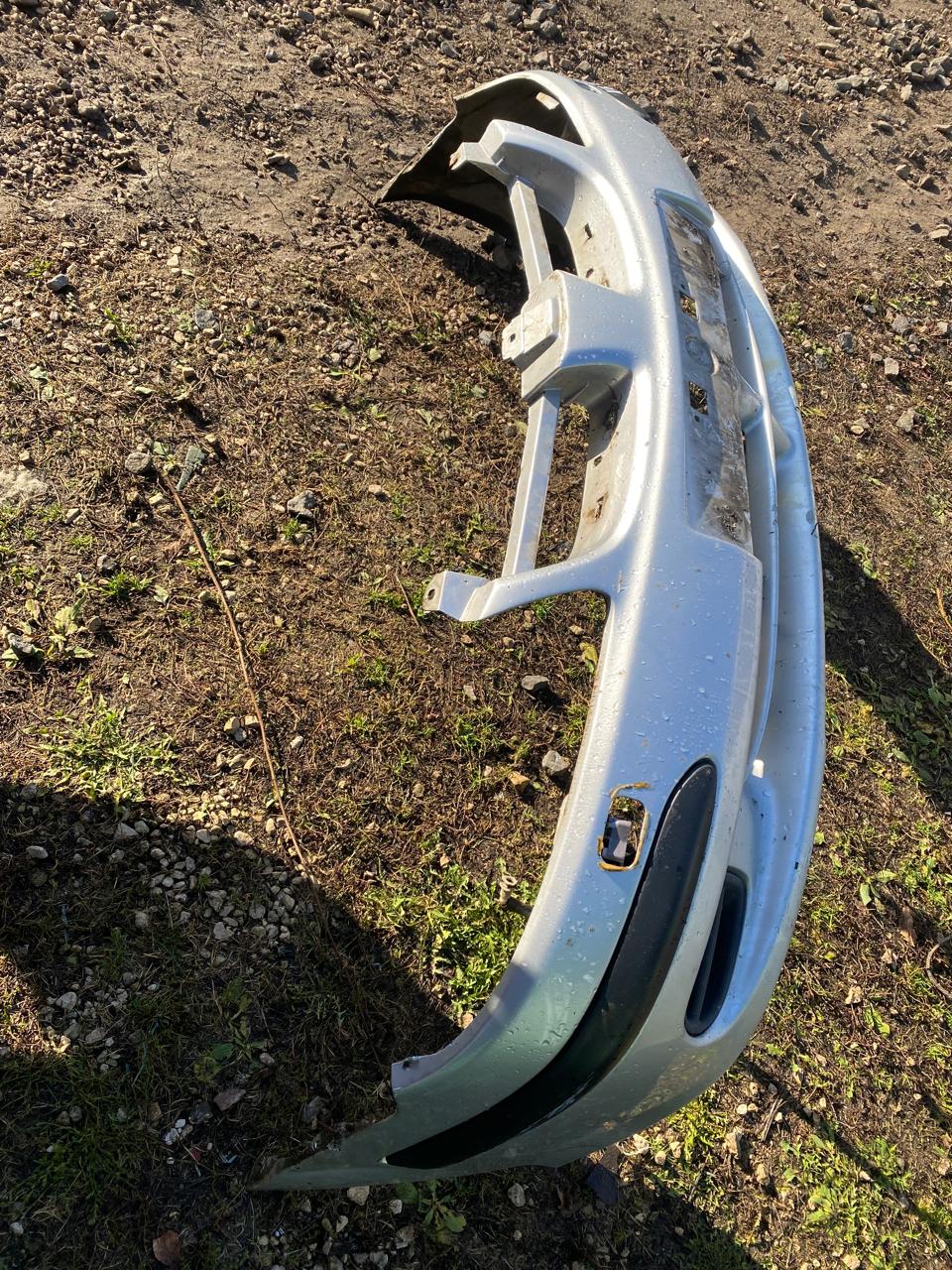 Nissan Almera N16 Бампер передний Almera N16 2000-2006 (ДО 08/2002 ГОДА ПОД ОМЫВАТЕЛЬ ФАР 620224M540) в сборе как на фото