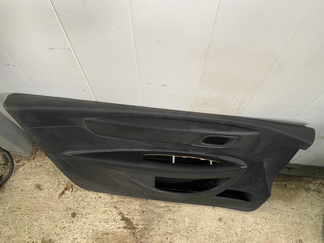 Citroen C4 2005-2011 Обшивка двери передней левой C4 2005-2011 (3 ДВЕРИ 9342PG) 9332JK 96523586xt