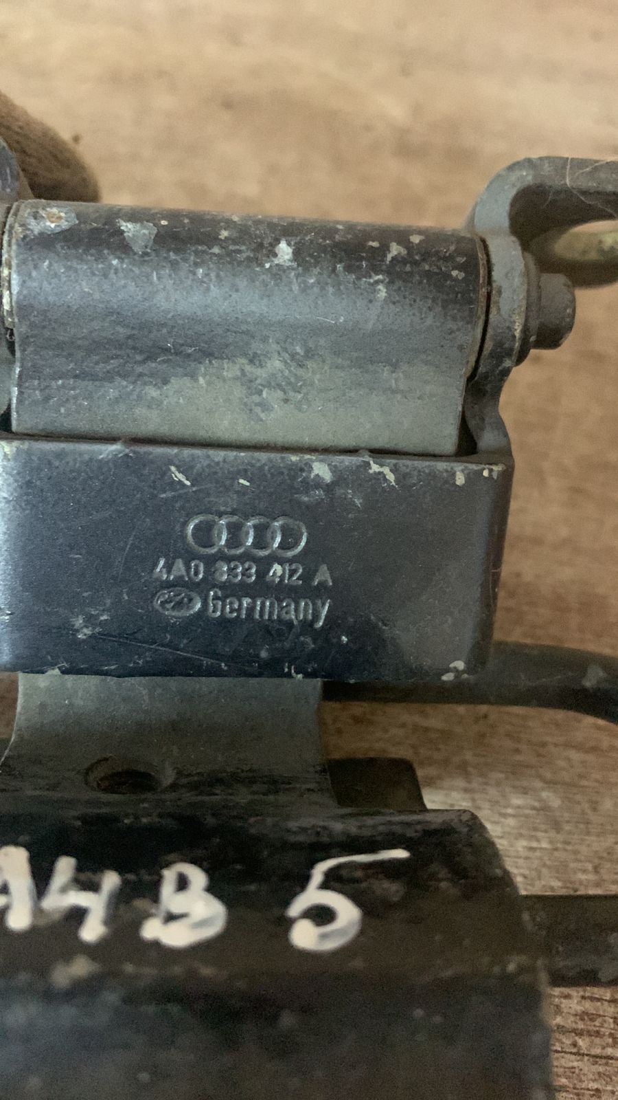 Audi A6 [C4] Петля двери задней правой нижняя A6 [C4] 1994-1997;100 [C4] 1991-1994;A4 [B5] 1994-2001 (4A0833412A)