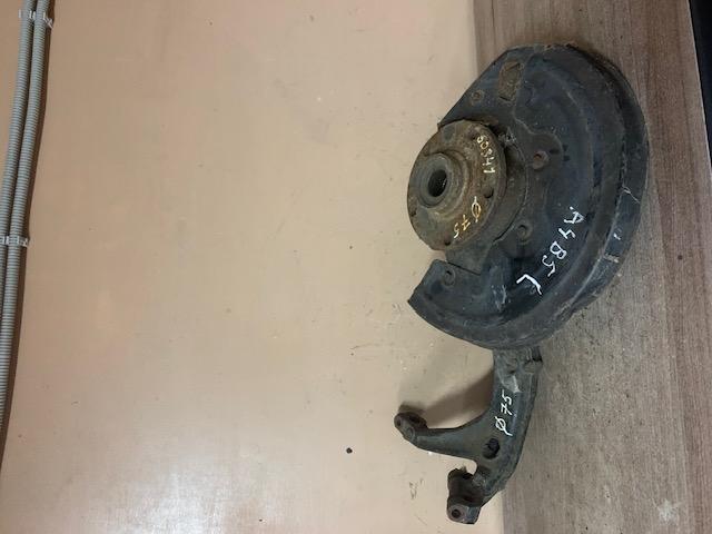 Audi A6 [C5] Кулак поворотный передний левый Passat [B5] 1996-2000;A4 [B5] 1994-2001;A6 [C5] 1997-2004;Passat [B5] 2000-2005  Диам 75
