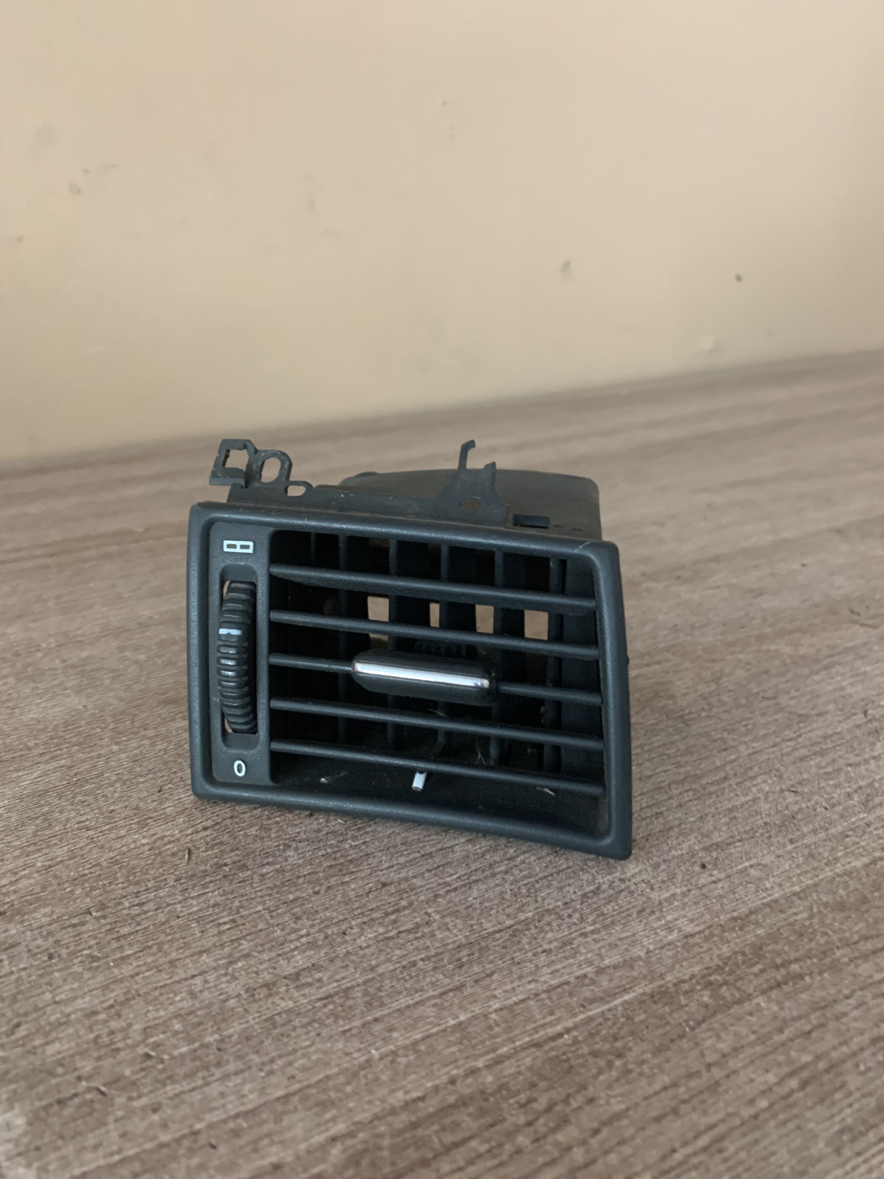 Mercedes Benz W202 Дефлектор воздушный для Mercedes Benz W202 1993-2000 (2028300854R) правый