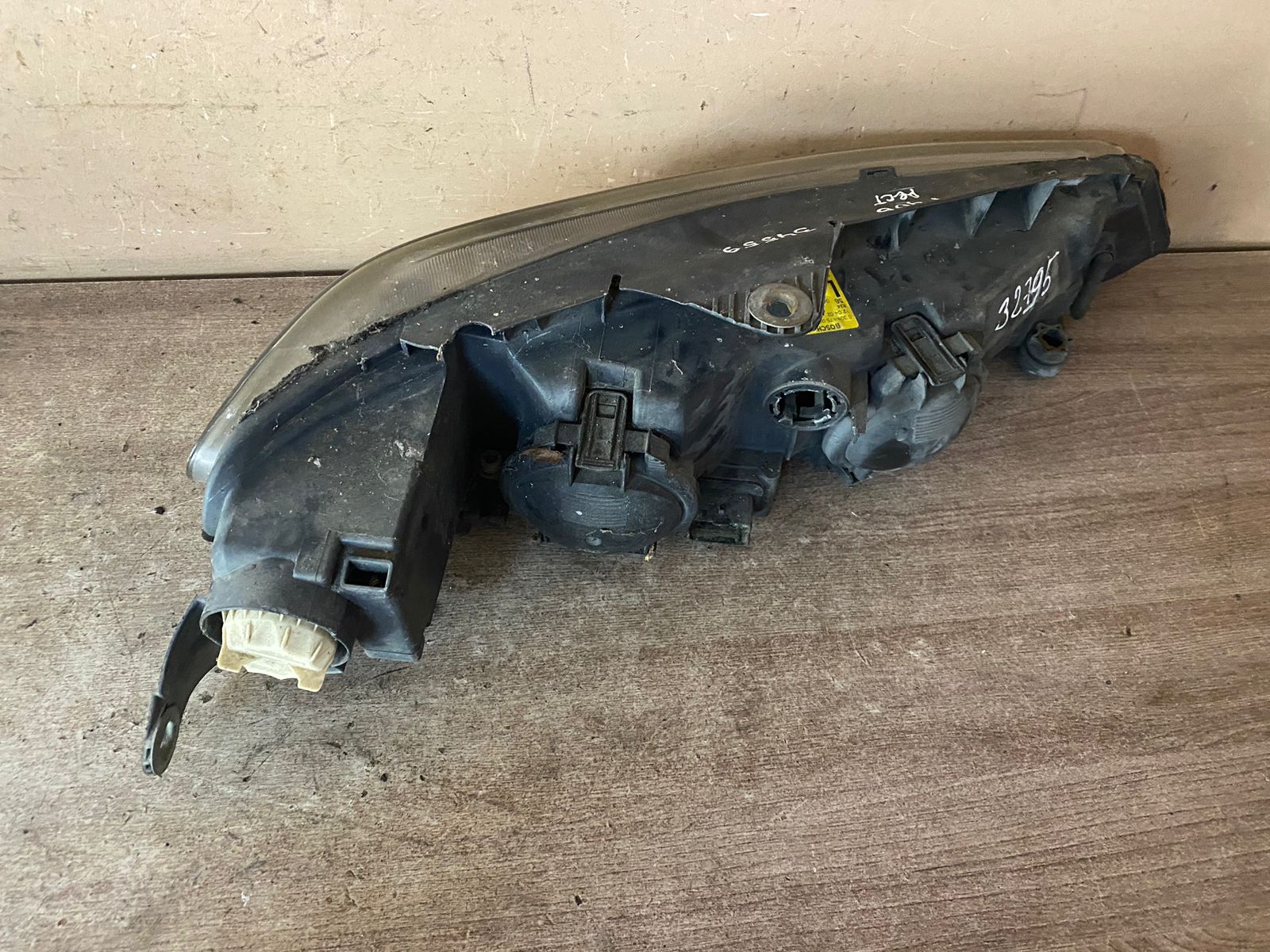 Peugeot 406 Фара левая PEUGEOT 406 рестайлинг 1999-2003 BOSCH 0301175001 под корректор  6204V2