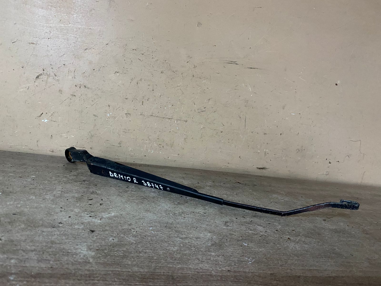 Поводок дворника правый Mazda Demio DW3W 1996-2007