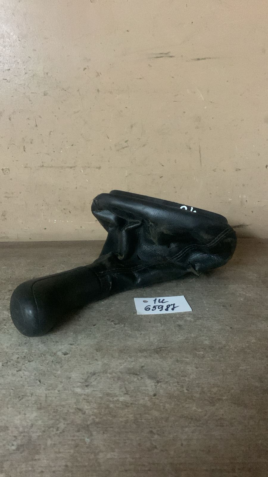 Skoda Octavia (A4 1U-) Ручка (Рукоятка) кулисы КПП Skoda Octavia A4 1U 1U071114101C  чехол дефект