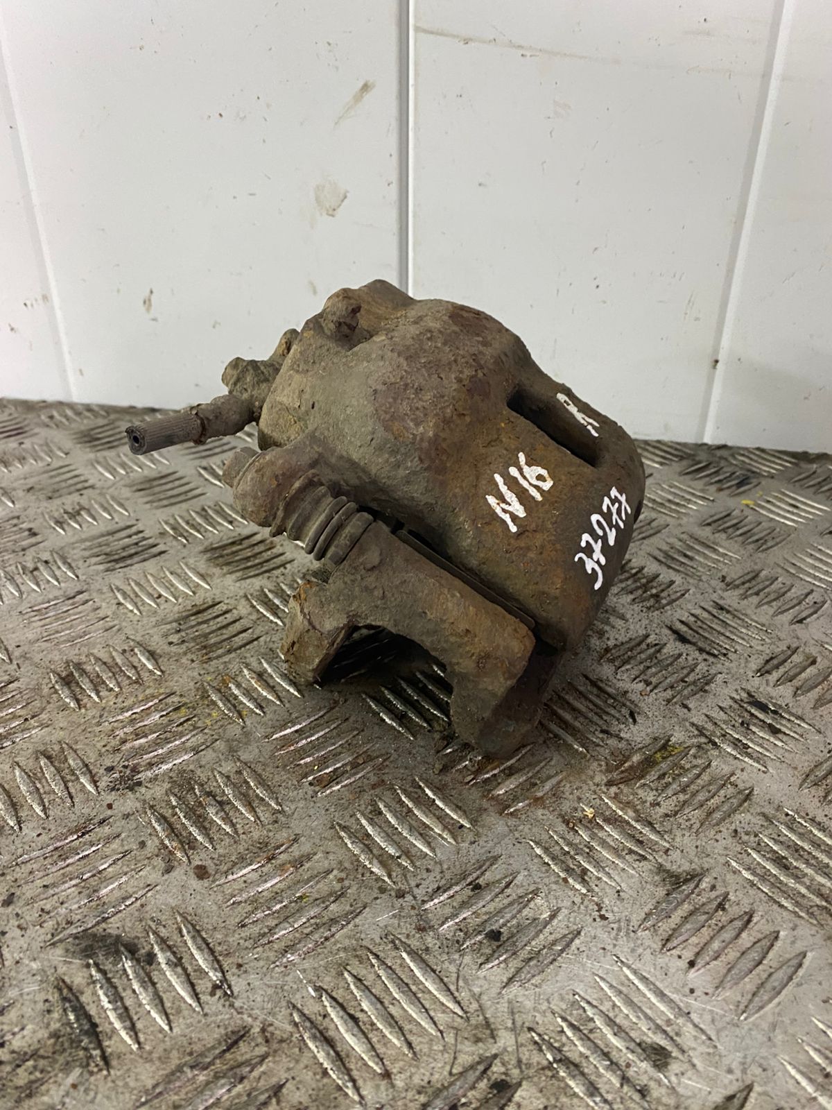 Nissan Almera N16 Суппорт тормозной передний правый Nissan Almera N16 2000-2006 (в сборе) 410012F522