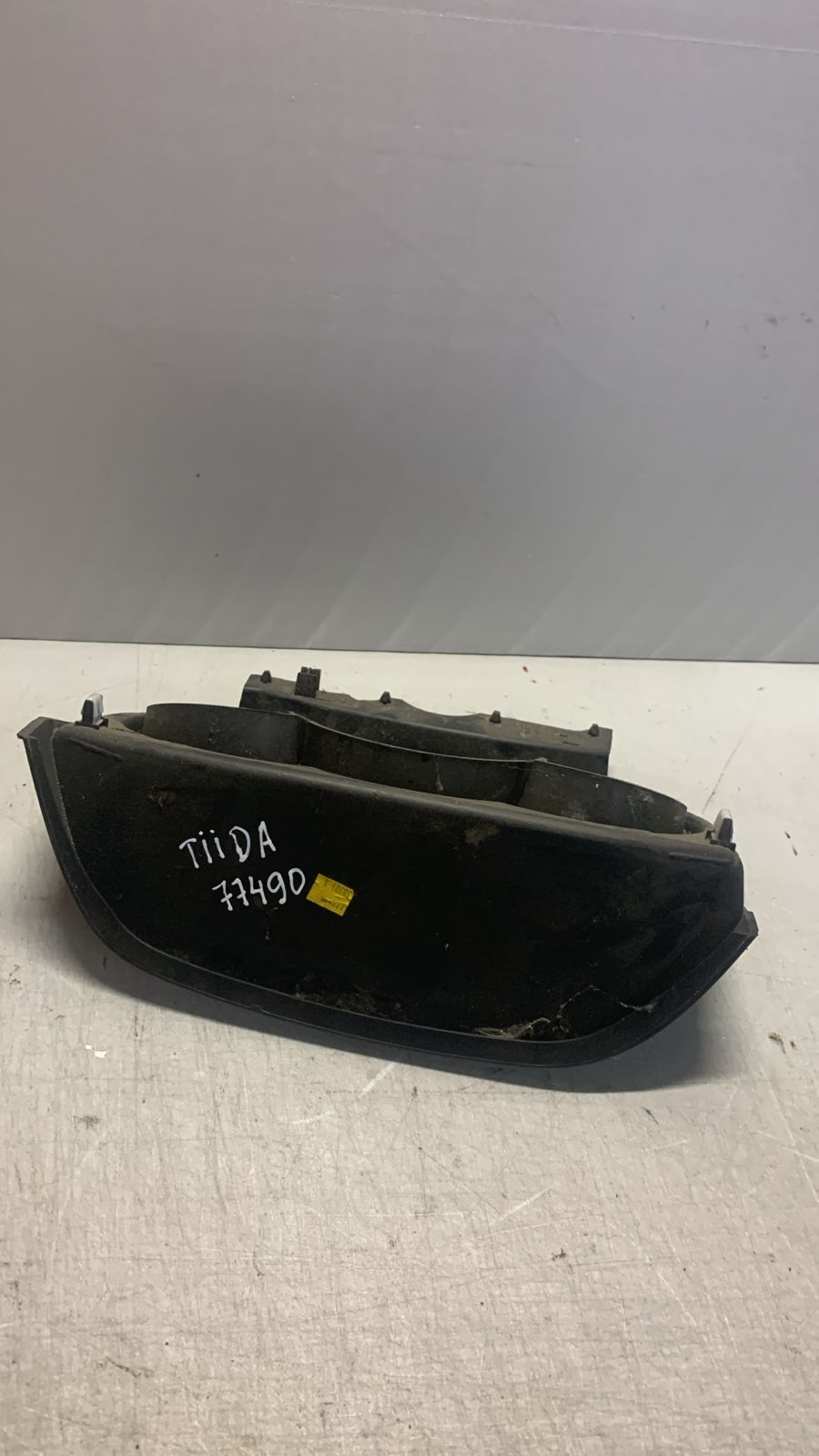Nissan Tiida C11 Накладка декоративная NISSAN TIIDA C11 (2007>) (НА ПАНЕЛЬ ПРИБОРОВ) 68240EL00A