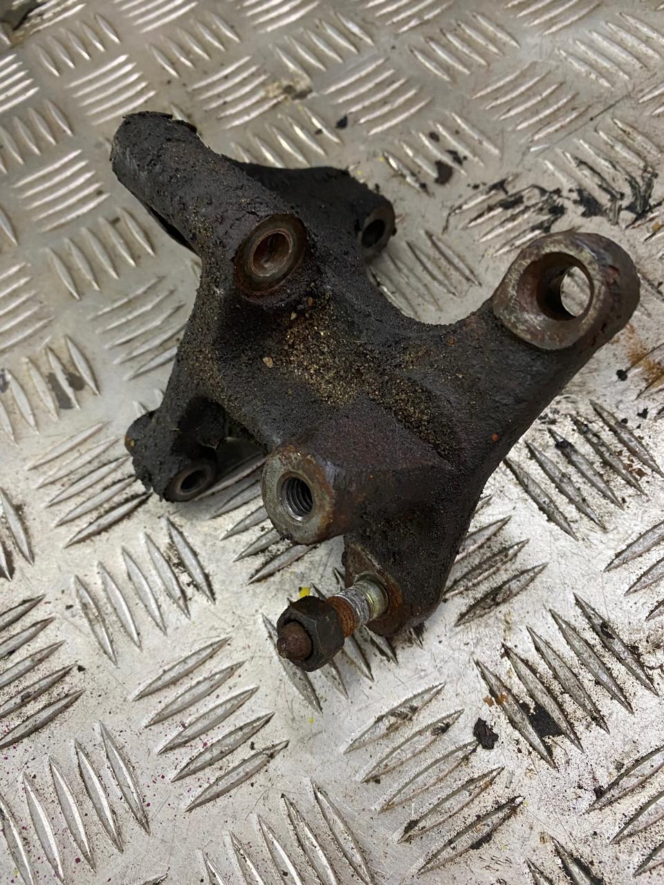 Nissan Almera N16 Кронштейн двигателя правый Almera N16 2000-2006;Primera P12E 2002-2007 (11231BM500)