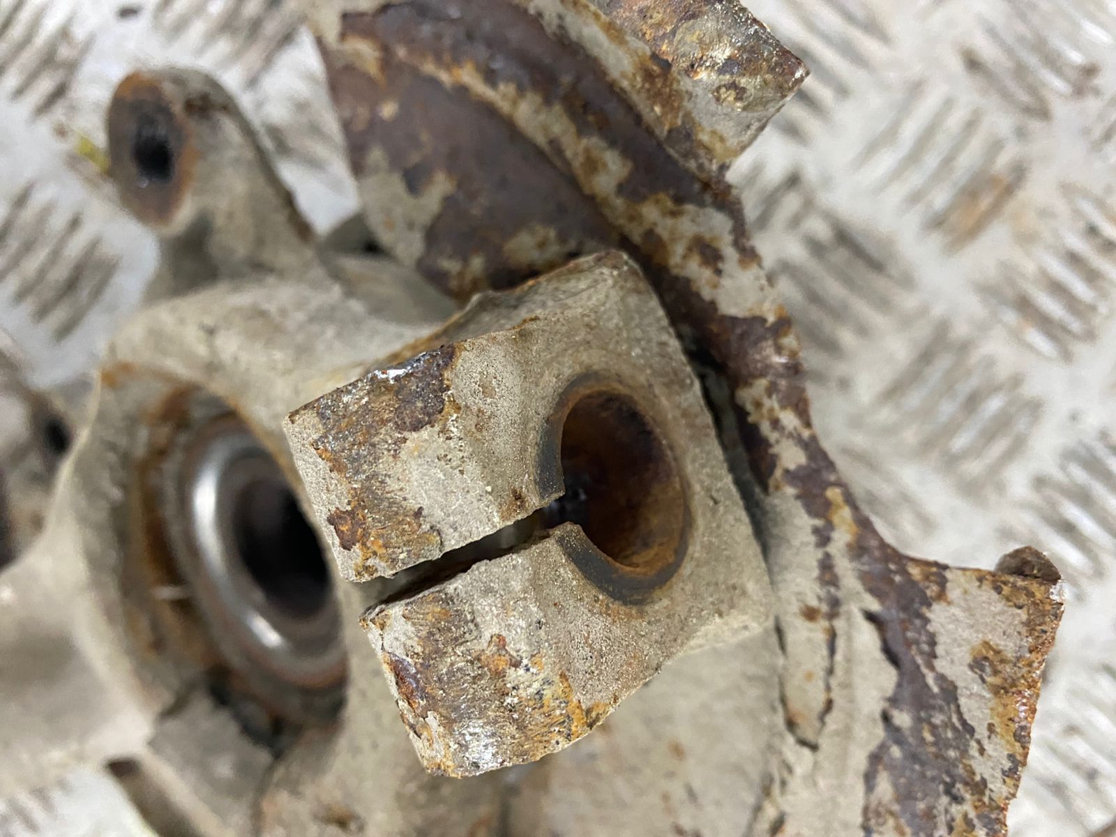 Renault Logan 2005-2014 Кулак поворотный левый Renault Logan без ABS 2005-2014 . Цена указана за кулак подшипник и ступица в подарок!  6001548864