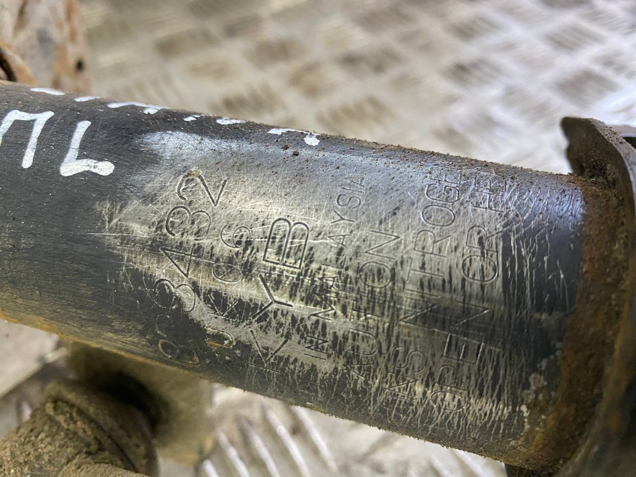 Suzuki Liana Амортизатор передний левый Suzuki Liana 2001-2007 KYB 333432 (в сборе) 4160259J20