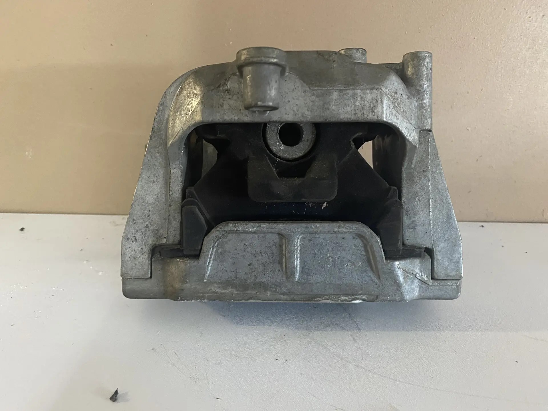Skoda Octavia (A5 1Z-) Опора двигателя правая Skoda Octavia A5; Gof 5; B6; B7; A3; Yeti (оригинал) 1K0199262M  1K0199262AM