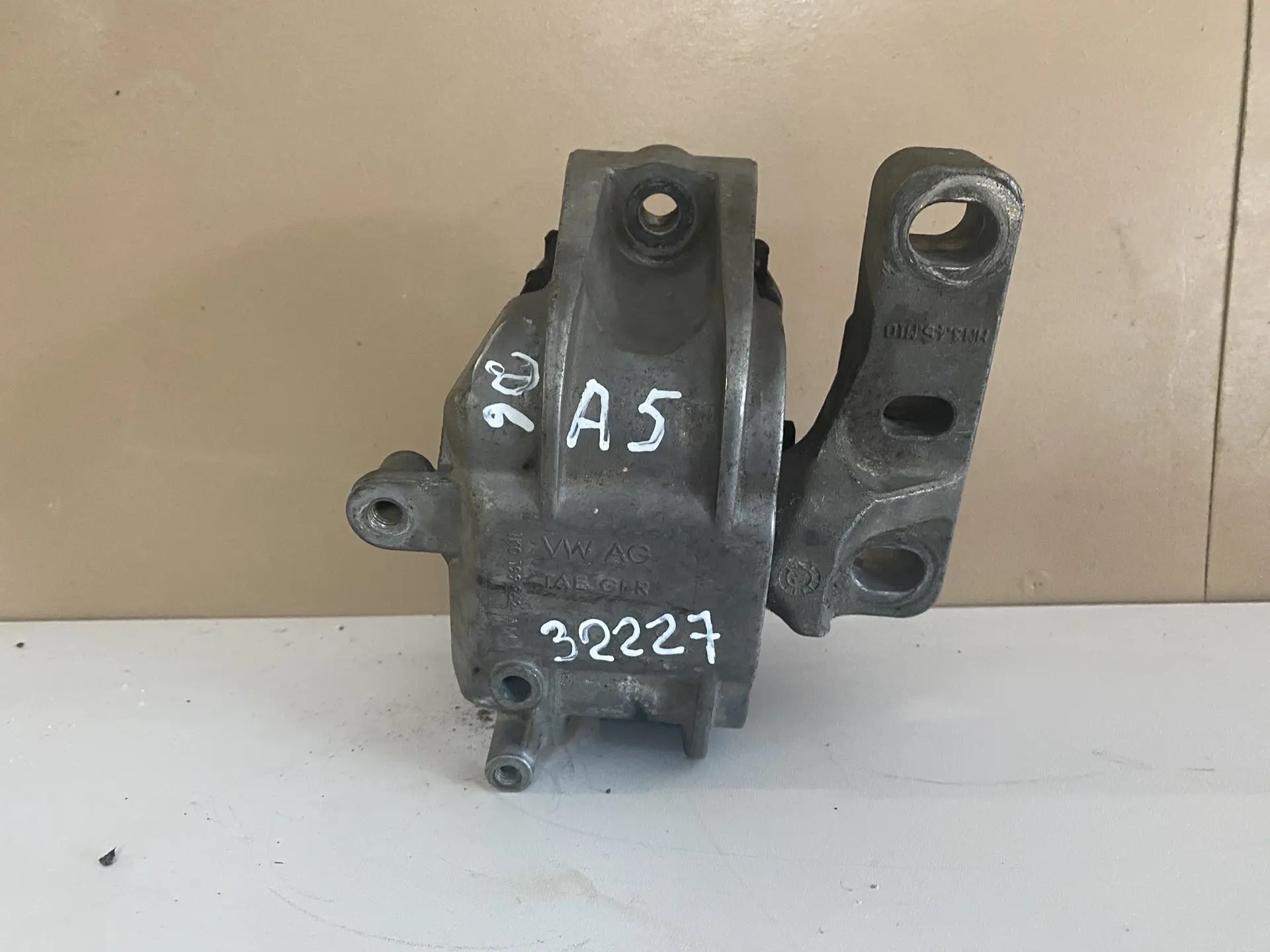 Skoda Octavia (A5 1Z-) Опора двигателя правая Skoda Octavia A5; Gof 5; B6; B7; A3; Yeti (оригинал) 1K0199262M  1K0199262AM