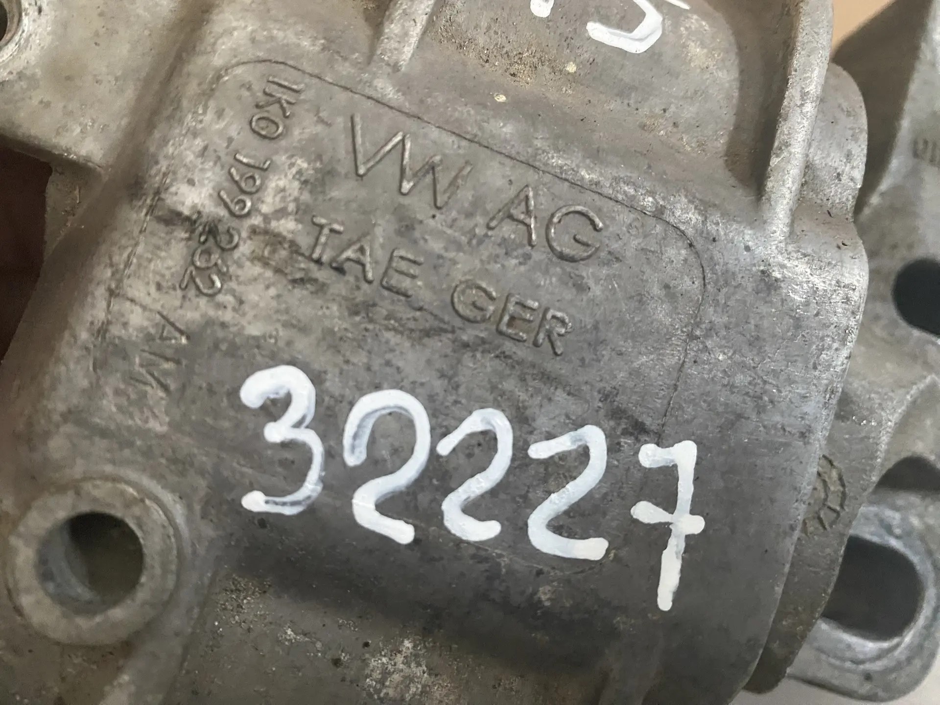 Skoda Octavia (A5 1Z-) Опора двигателя правая Skoda Octavia A5; Gof 5; B6; B7; A3; Yeti (оригинал) 1K0199262M  1K0199262AM