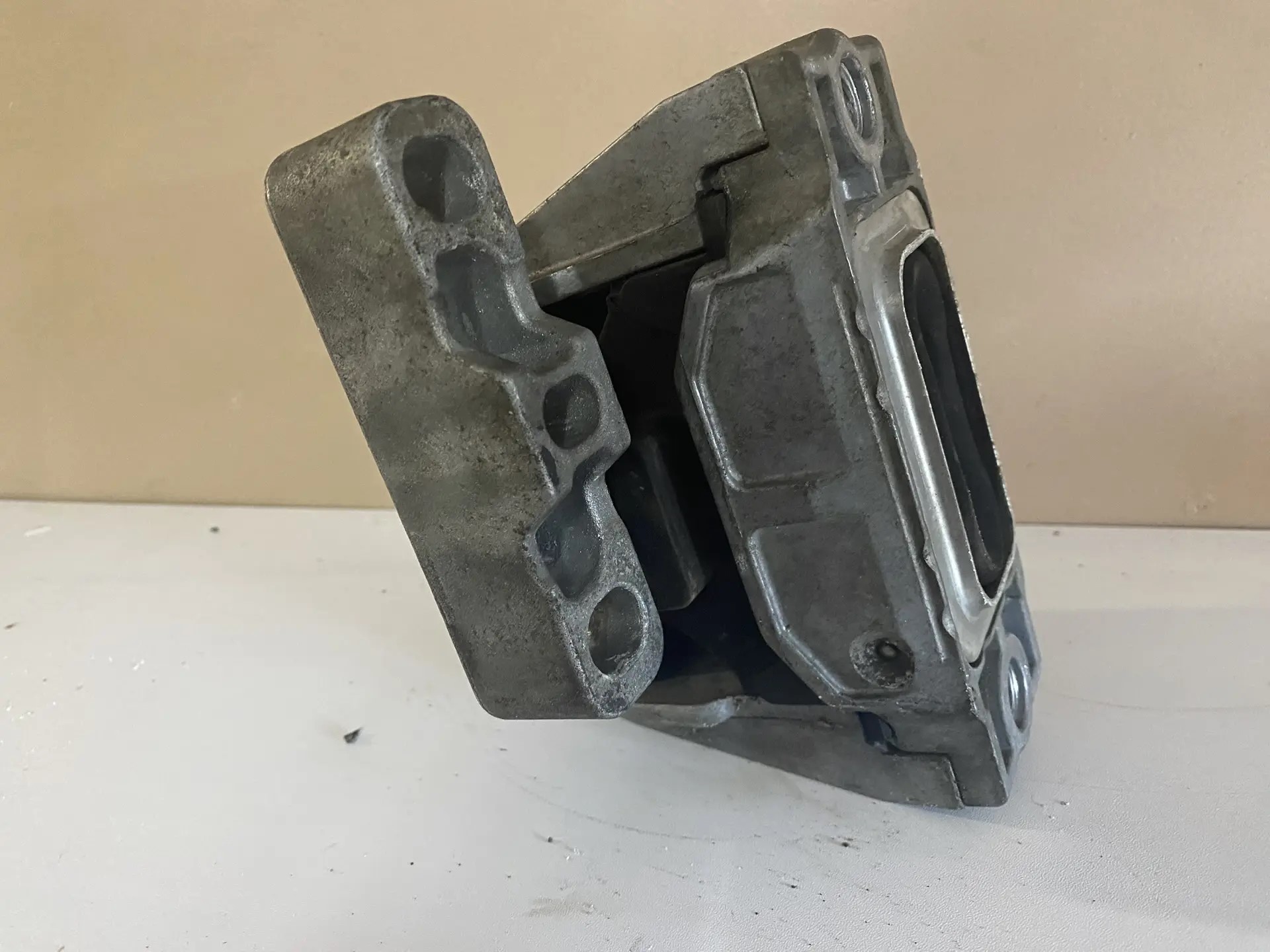 Skoda Octavia (A5 1Z-) Опора двигателя правая Skoda Octavia A5; Gof 5; B6; B7; A3; Yeti (оригинал) 1K0199262M  1K0199262AM