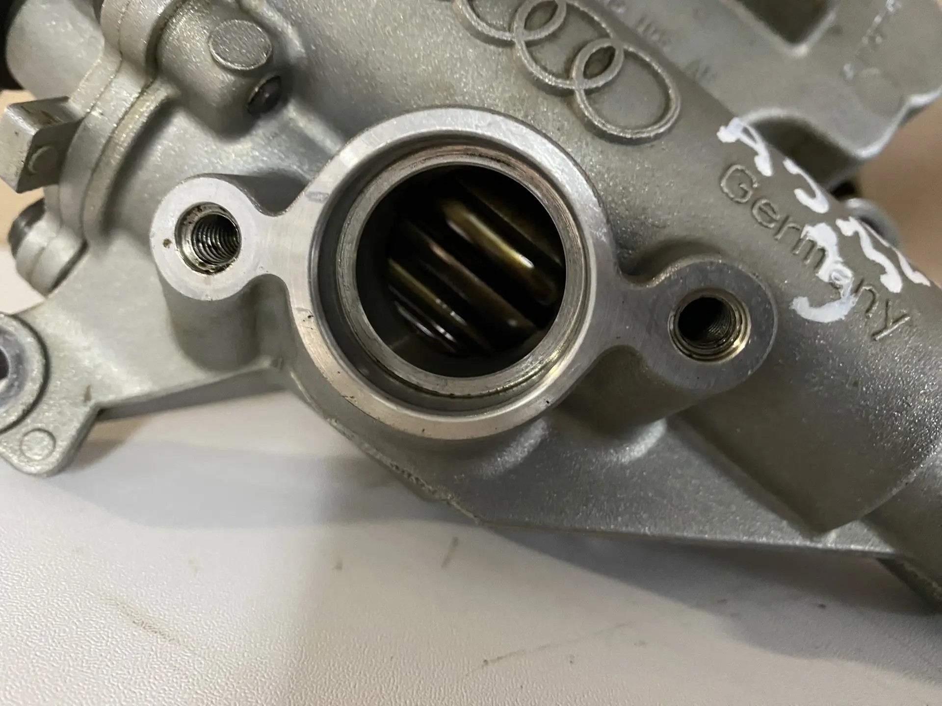 Skoda Octavia (A5 1Z-) Насос масляный Skoda Octavia A5; Yeti; A4;Q5 06H115105AF; 06H115105BF; 06H115105AP; 06H115105AM 06H115105AF