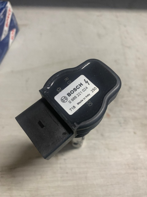 Audi A4 [B7] Катушка зажигания vag a3/a4/a6/octavia/superb/golf iv/passat b5 4pin 0986221024