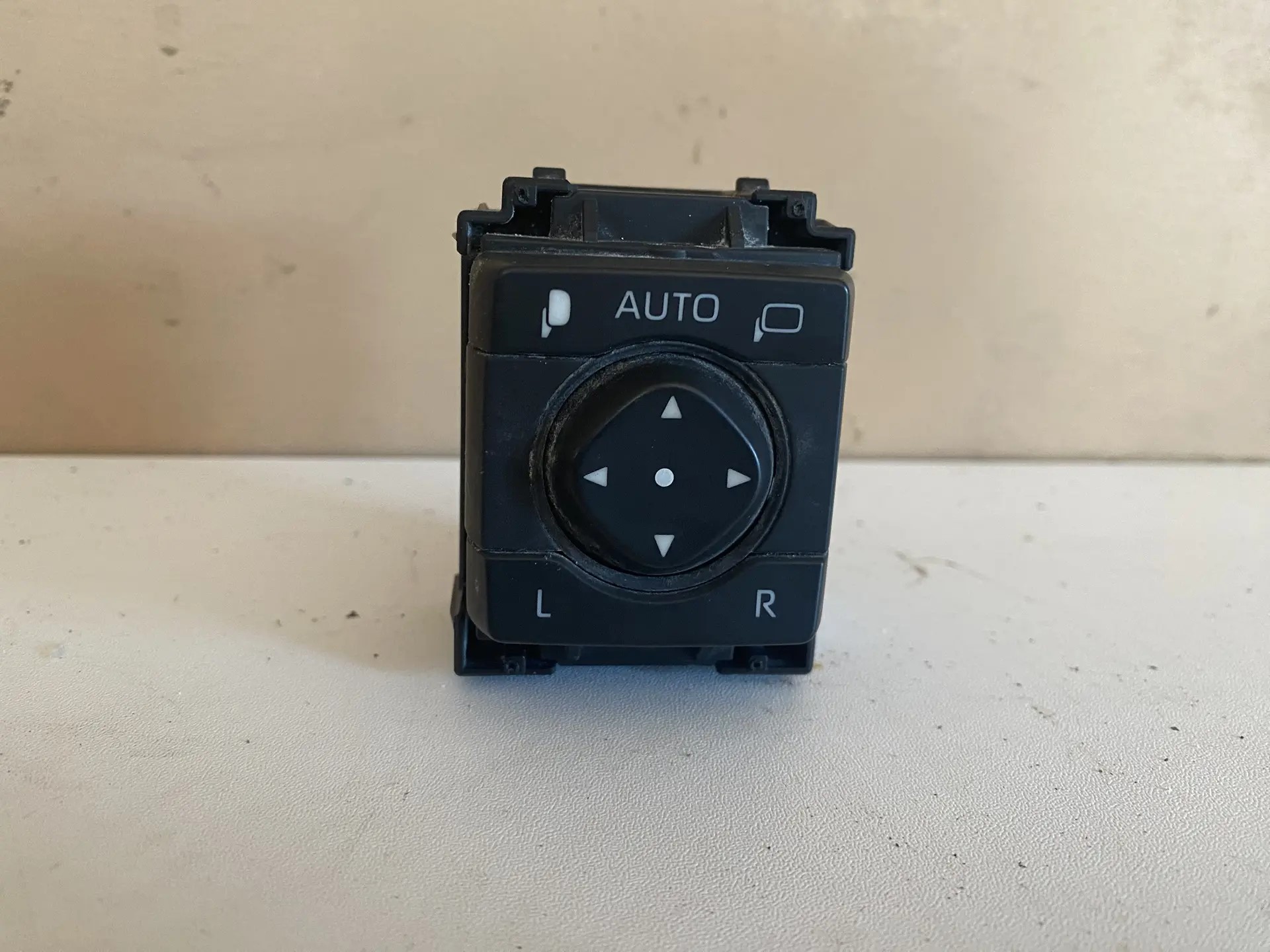 Переключатель регулировки зеркал Toyota Rav 4 XA50 2019- 848720R150  8487242020