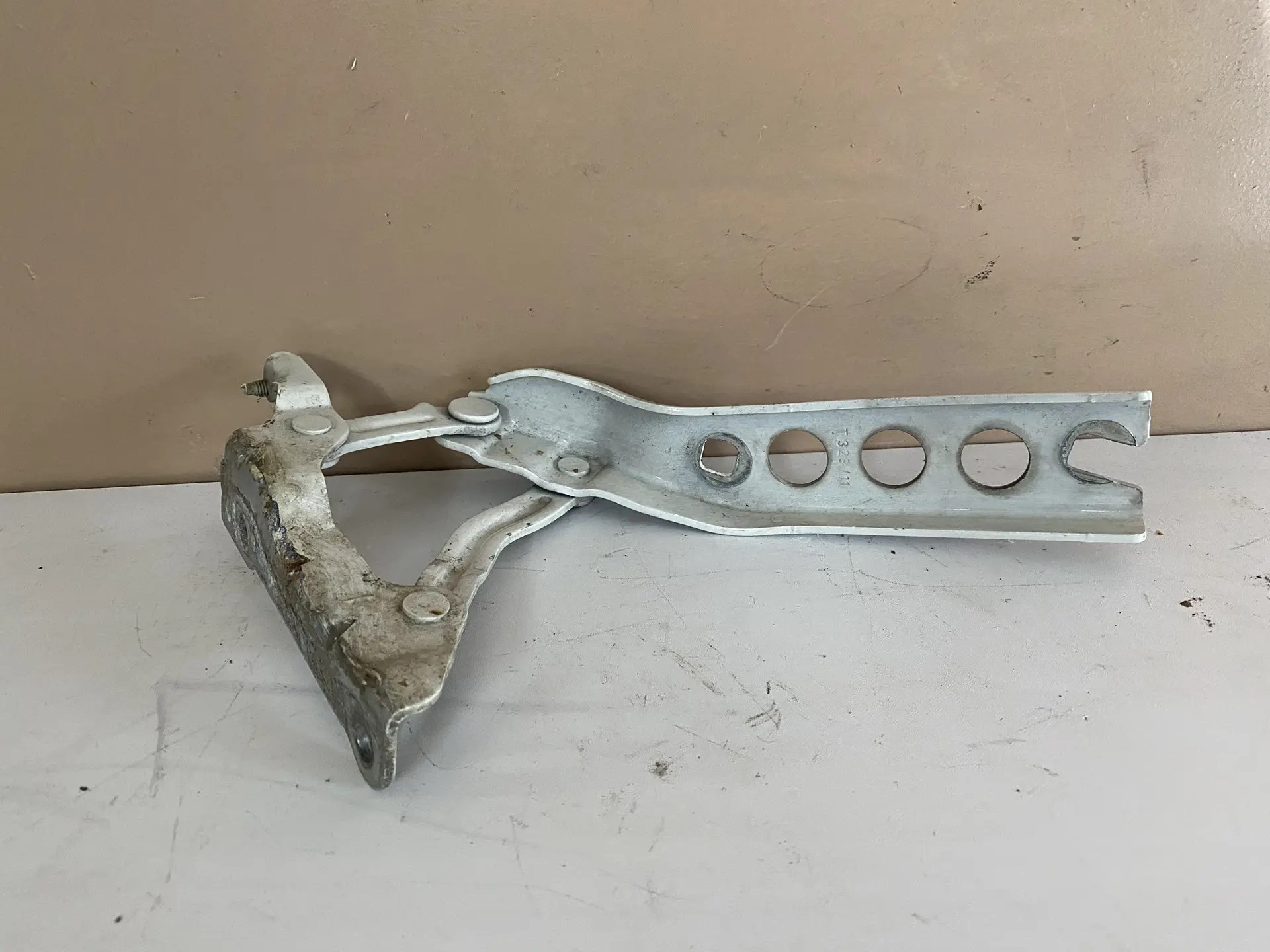 Skoda Octavia (A5 1Z-) Петля капота левая Skoda Octavia A5 2004-2013 1Z0823301C