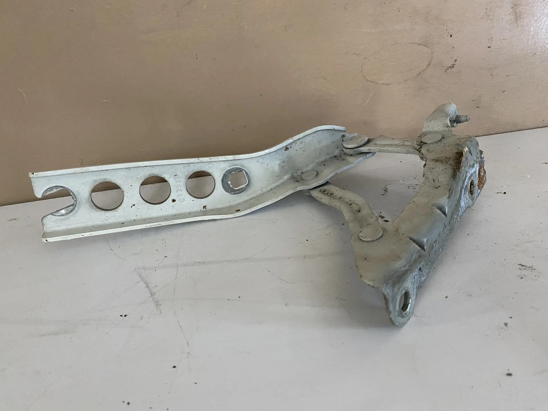 Skoda Octavia (A5 1Z-) Петля капота правая Skoda Octavia A5 2004-2013 1Z0823302C