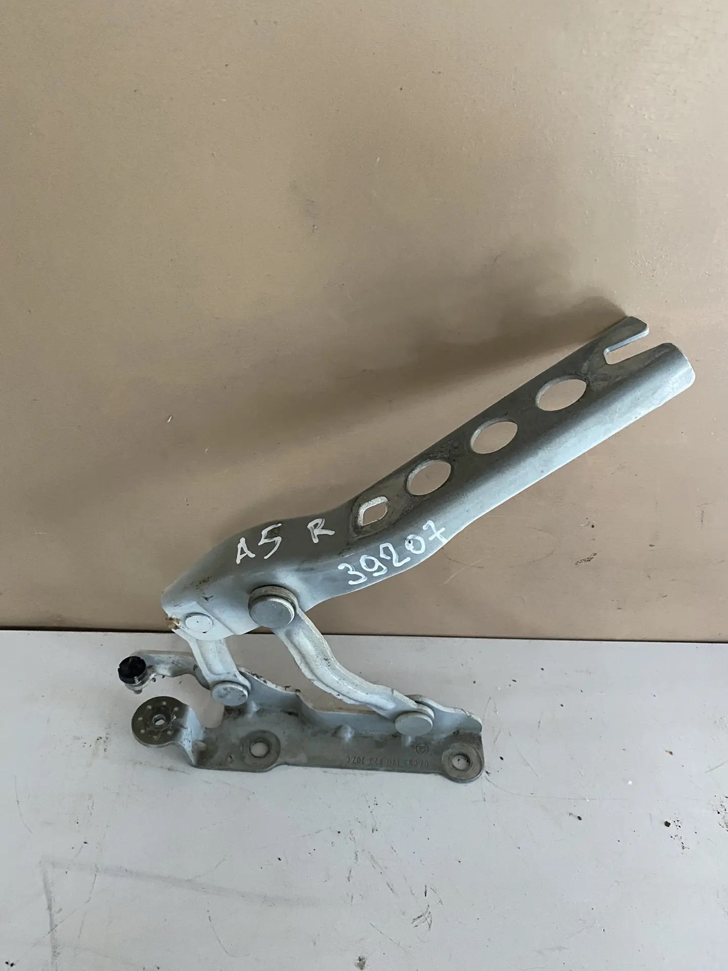 Skoda Octavia (A5 1Z-) Петля капота правая Skoda Octavia A5 2004-2013 1Z0823302C