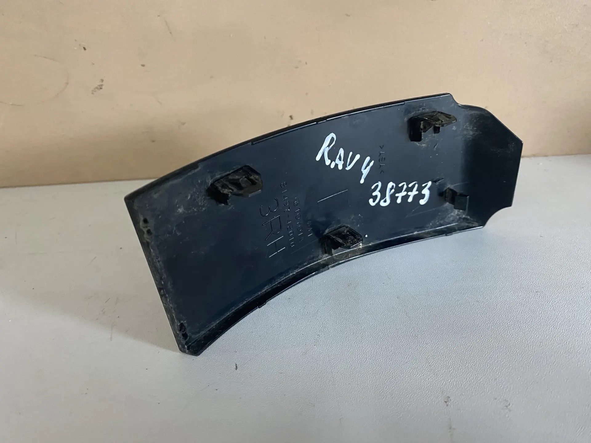 Накладка правого фонаря Toyota Rav 4 XA50 2019- 8149742010