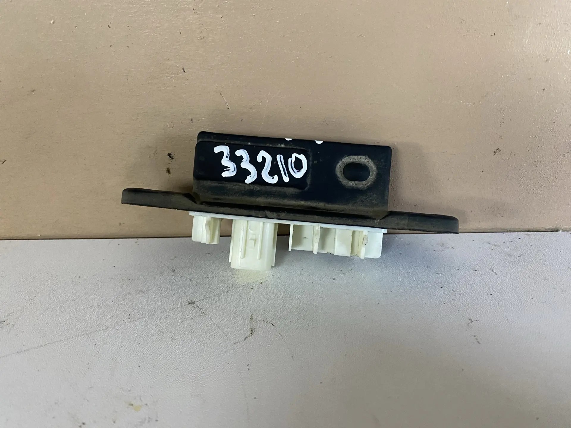Кнопка крышки багажника Toyota Rav 4 XA50 2019- 8484047040