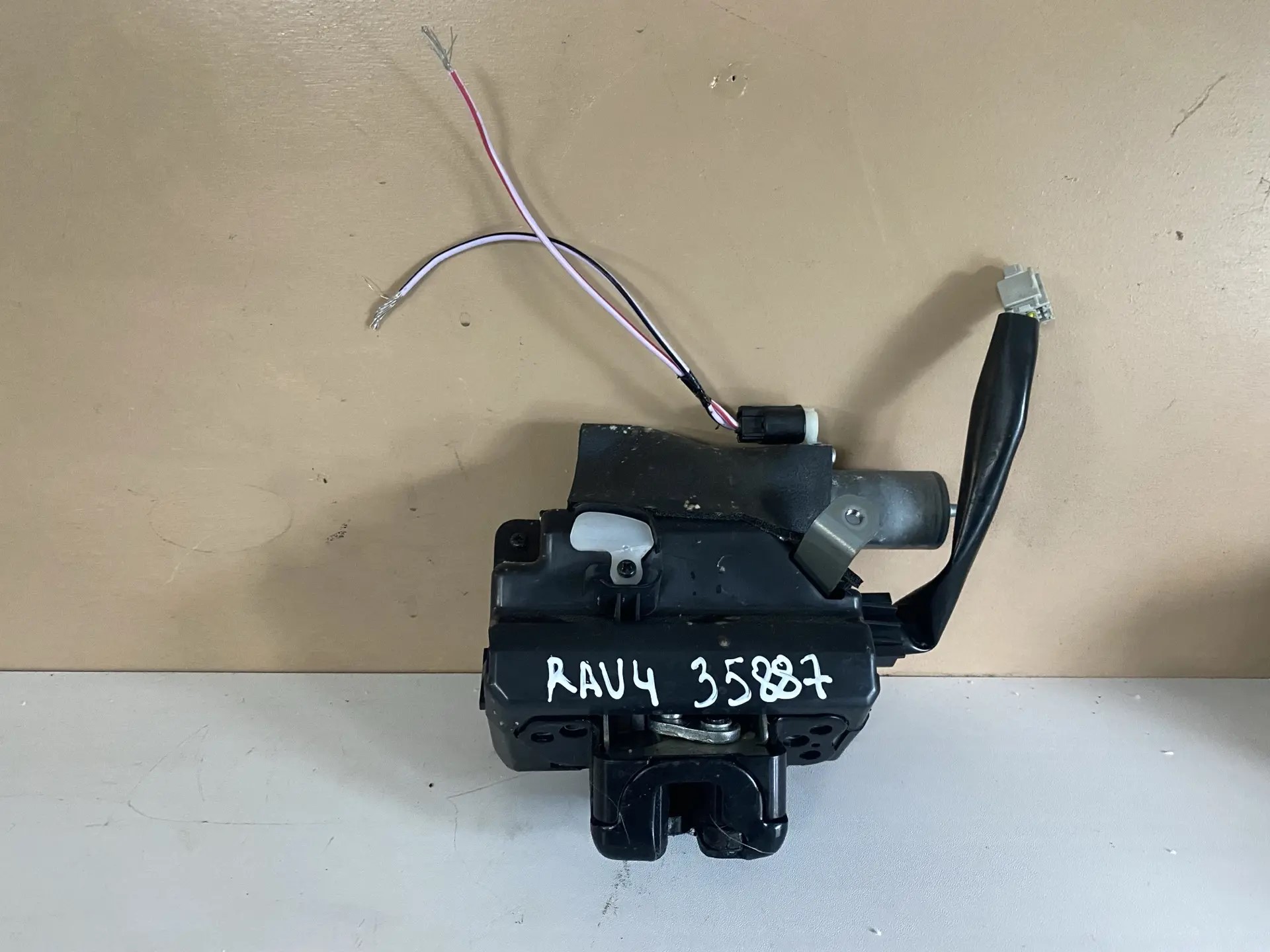 Замок багажника Toyota Rav 4 XA50 2019- 6935042101