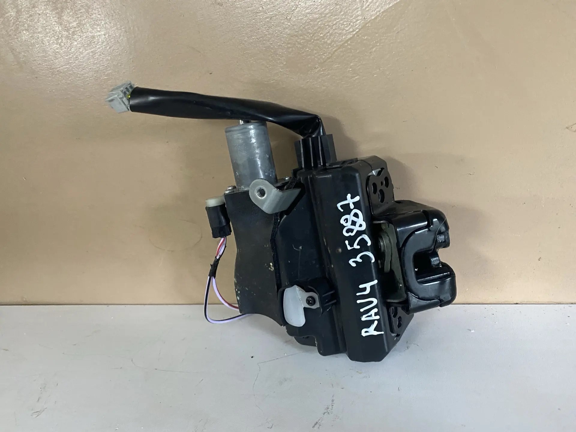 Замок багажника Toyota Rav 4 XA50 2019- 6935042101