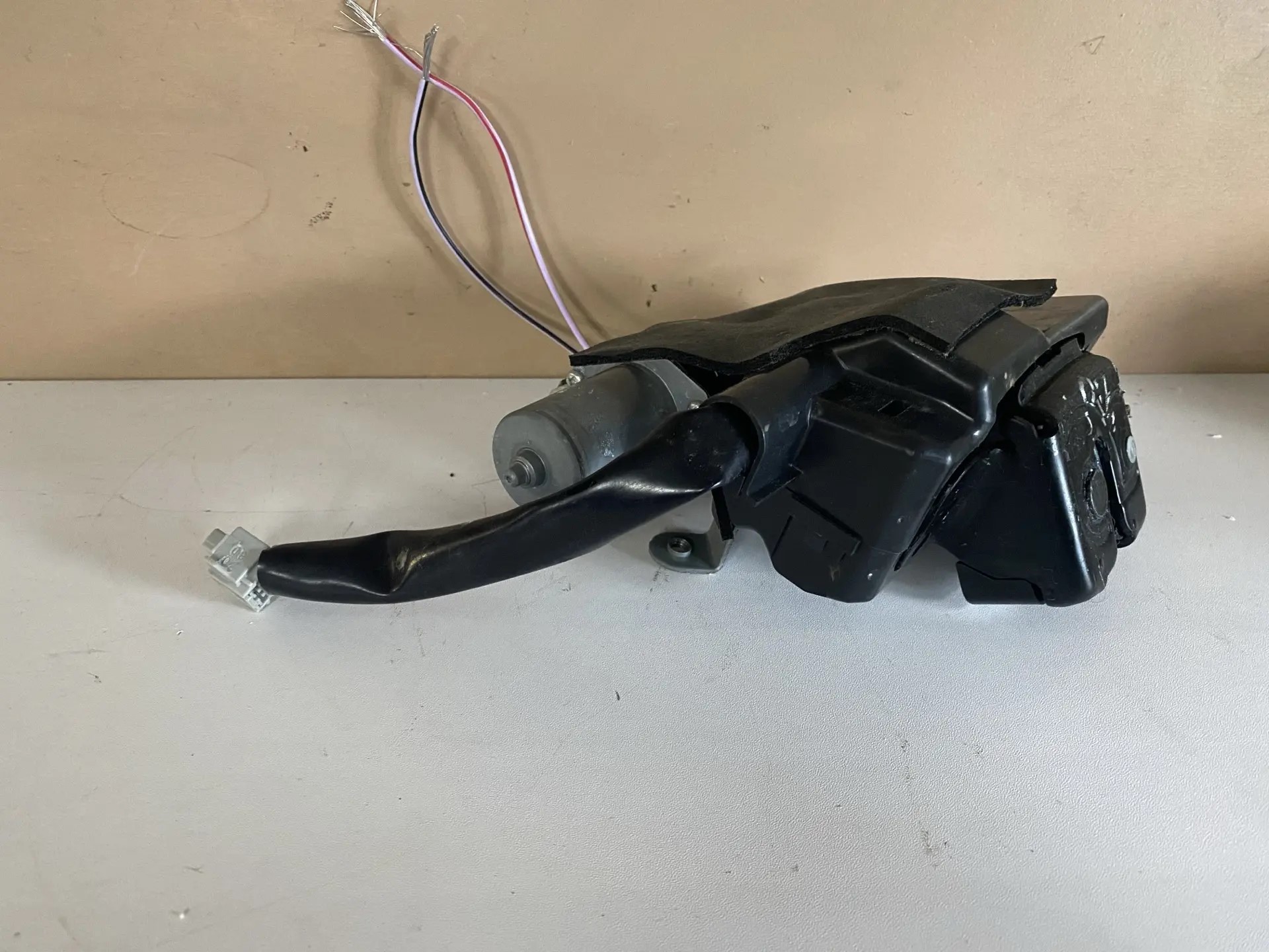 Замок багажника Toyota Rav 4 XA50 2019- 6935042101