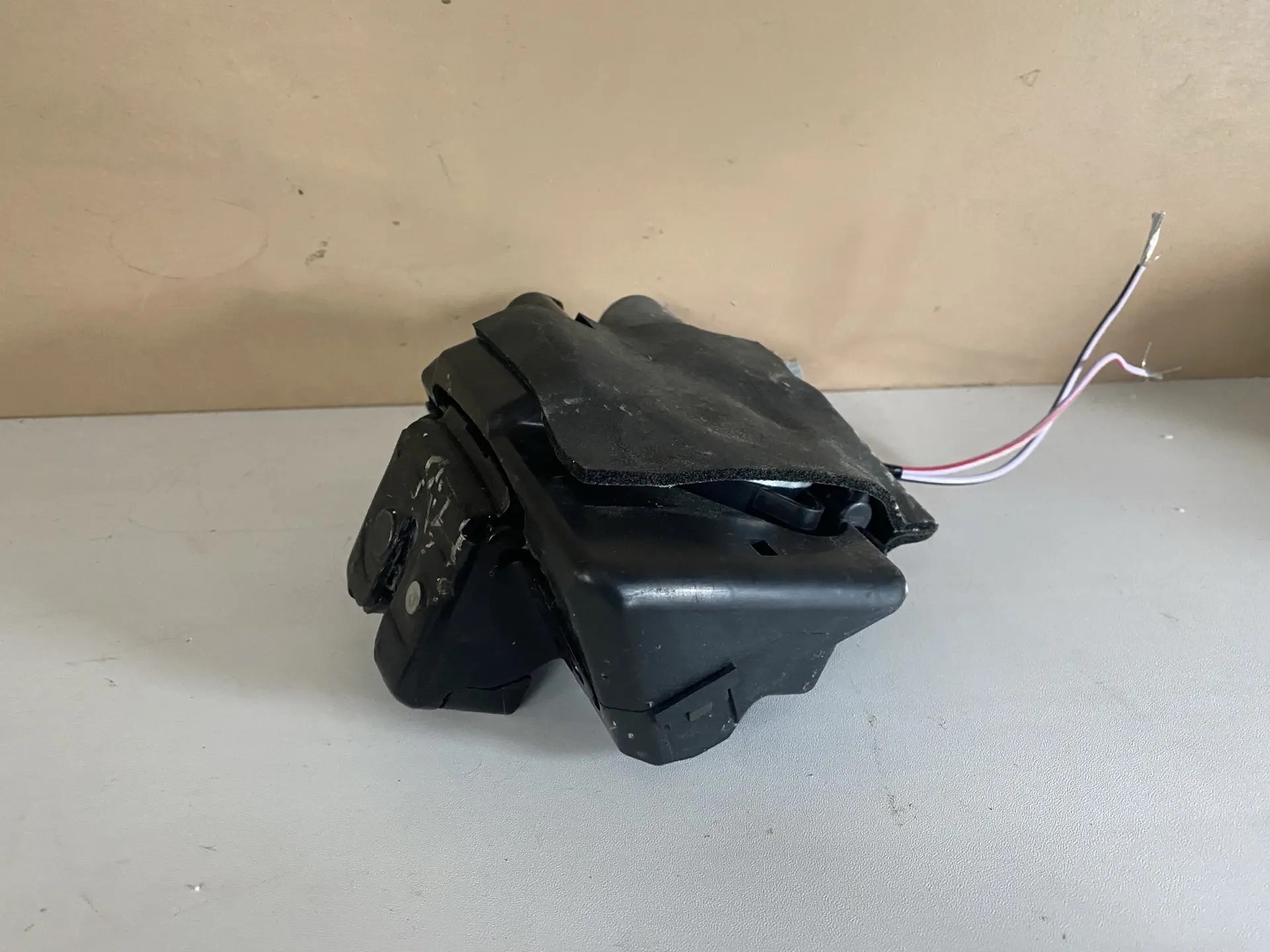 Замок багажника Toyota Rav 4 XA50 2019- 6935042101