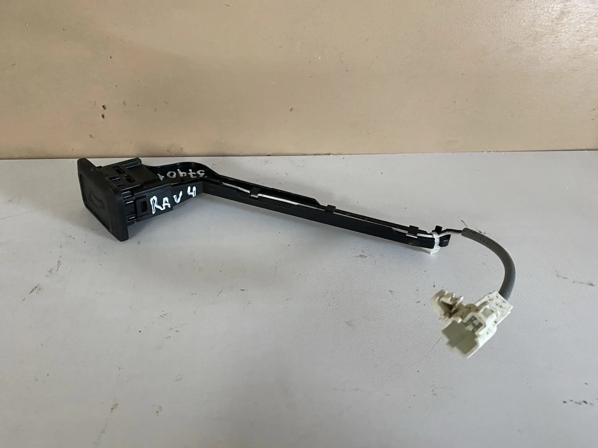 Toyota RAV-4 2019- Кнопка открывания багажника Toyota Rav 4 XA50 8496642020