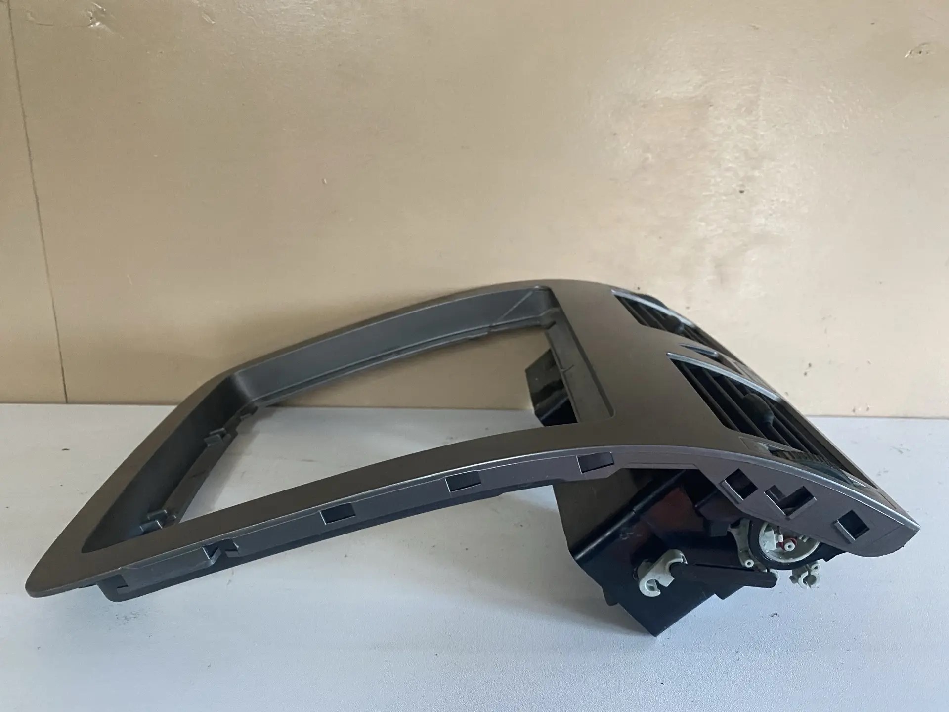 Volkswagen Touran 2003-2010 Дефлектор центральный VW Touran 2003-2010 (дефект нижнего крепления) 1T1819728DYSS
