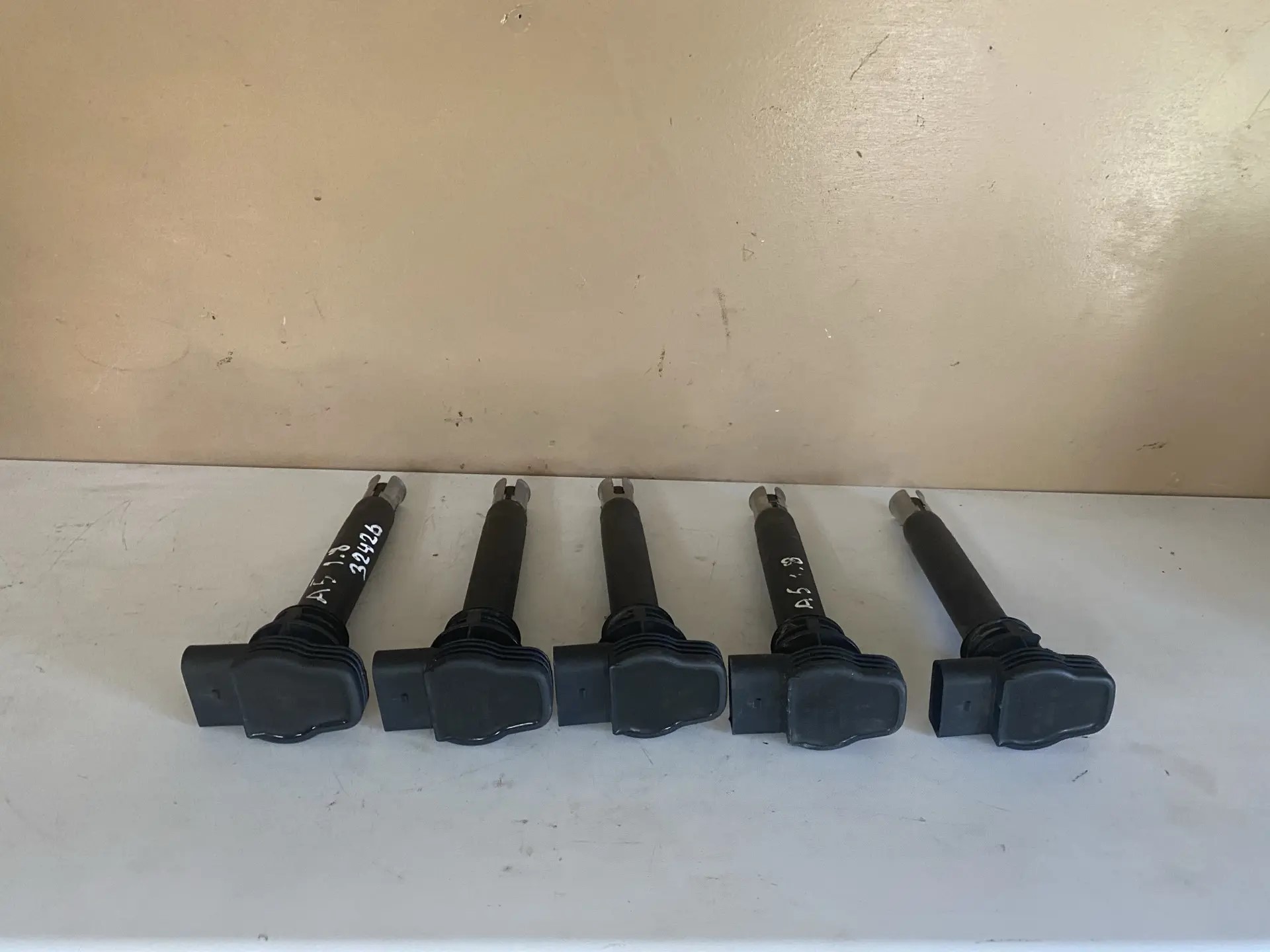 Volkswagen Golf V Plus 2005-2014 Катушка зажигания Tiguan 2007-2011;A6 [C6,4F] 2004-2011;A3 [8PA] Golf Plus 2005-2014;Passat [B6] 2005-2010;Golf V 2003-2009;Touran 2003-2010;A3 [8P1] 2003-2013;A4 [B7] 2005-2007 (06H905115A)  (BOSCH 0221604115) (07K905715D) 06H905115B