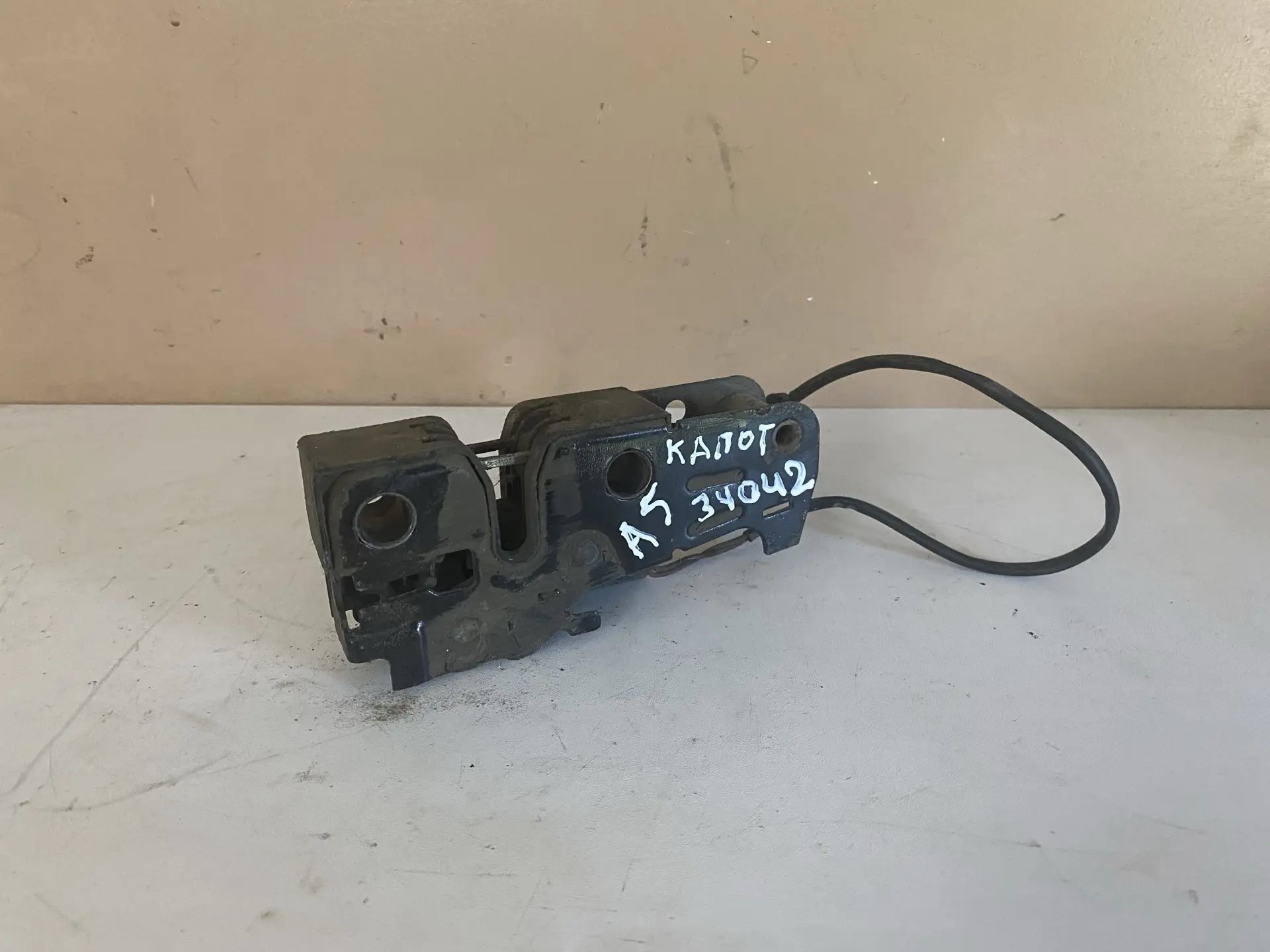 Замок капота Skoda Octavia A5; A4 1U; Amarok 1Z0823509E