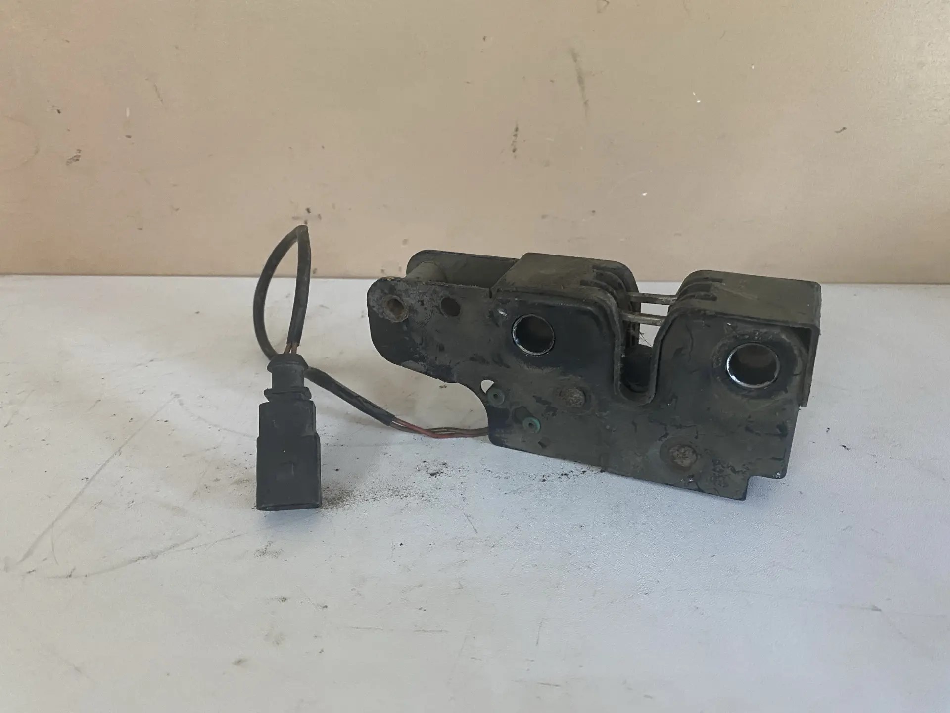 Замок капота Skoda Octavia A5; A4 1U; Amarok 1Z0823509E