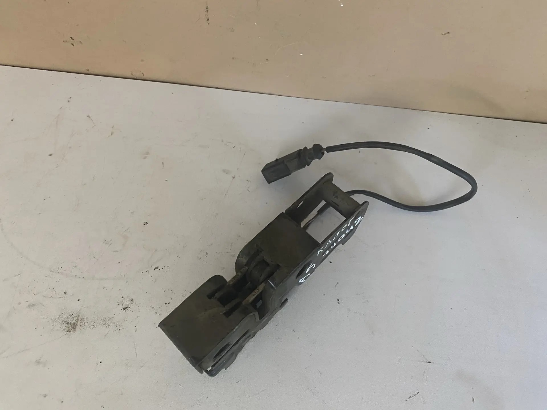 Замок капота Skoda Octavia A5; A4 1U; Amarok 1Z0823509E