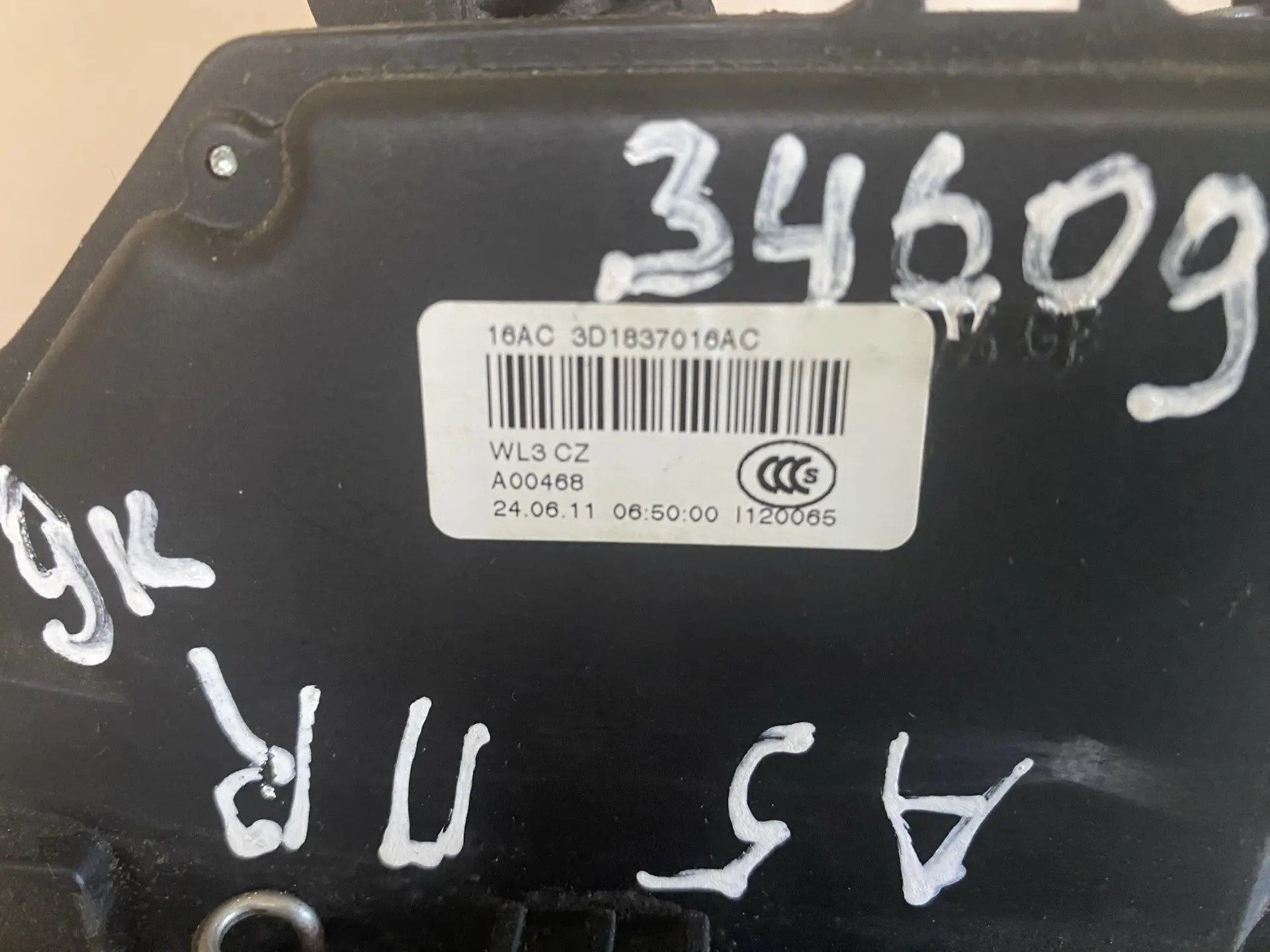 Volkswagen Touareg 2002-2010 Замок двери передней правой Skoda Octavia A5; Golf 5; Touareg 2002-2010; Touran/Caddy 3 (9 контактов) 3D1837016AC