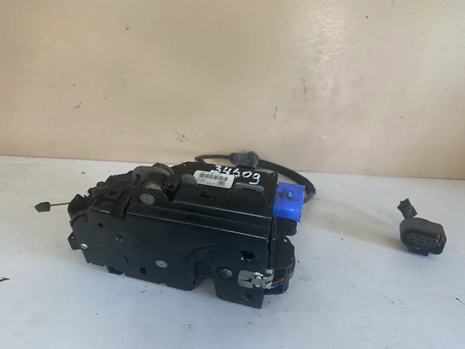 Volkswagen Touareg 2002-2010 Замок двери передней правой Skoda Octavia A5; Golf 5; Touareg 2002-2010; Touran/Caddy 3 (9 контактов) 3D1837016AC