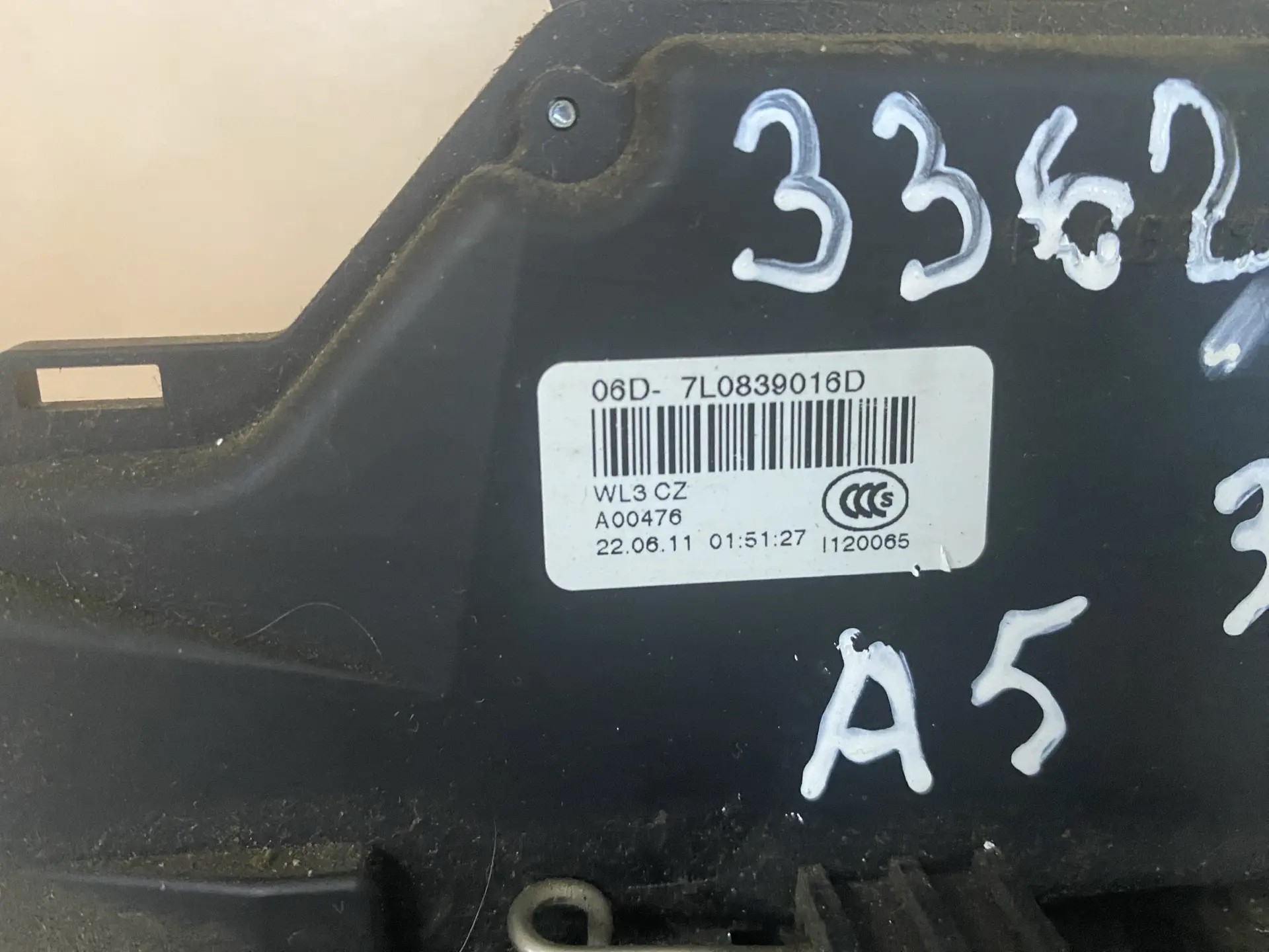 Замок двери задней правой Skoda Octavia A5 1Z; Golf 5; Touareg 2002-2010; Touran/Caddy 3 (7 контактов) 7L0839016D